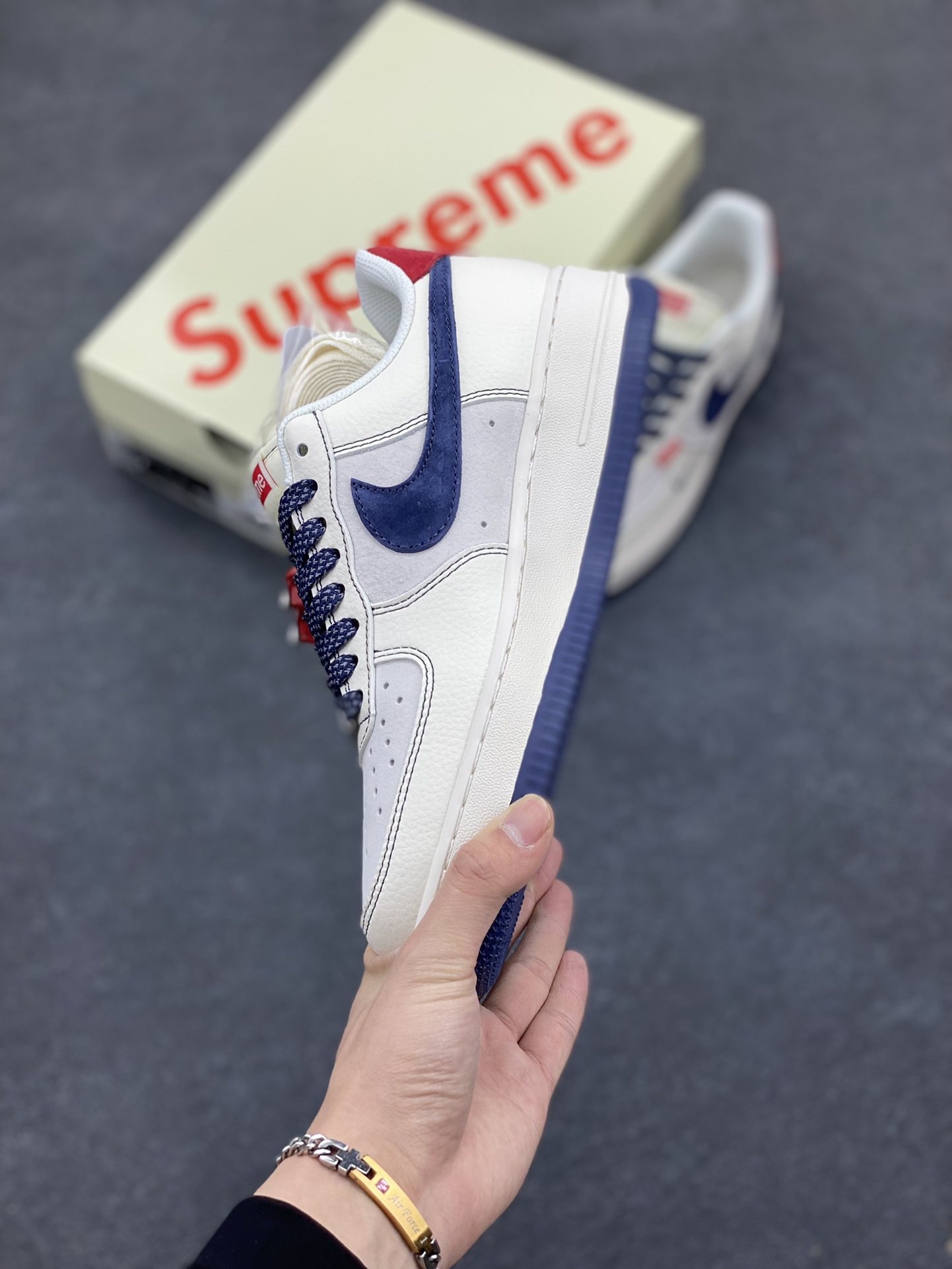图片[3]-NIke Air Force 1 \’07 Low “Supreme联名——红标翻毛蓝勾”空军一号 低帮 运动鞋 休闲鞋 折边针车 工艺难度大 原楦头原纸板 原装鞋盒 定制五金配件 内置全掌气垫 原厂鞋底 货号：BB7518-021 尺码：36 36.5 37.5 38 38.5 39 40 40.5 41 42 42.5 43 44 44.5 45-选品中心