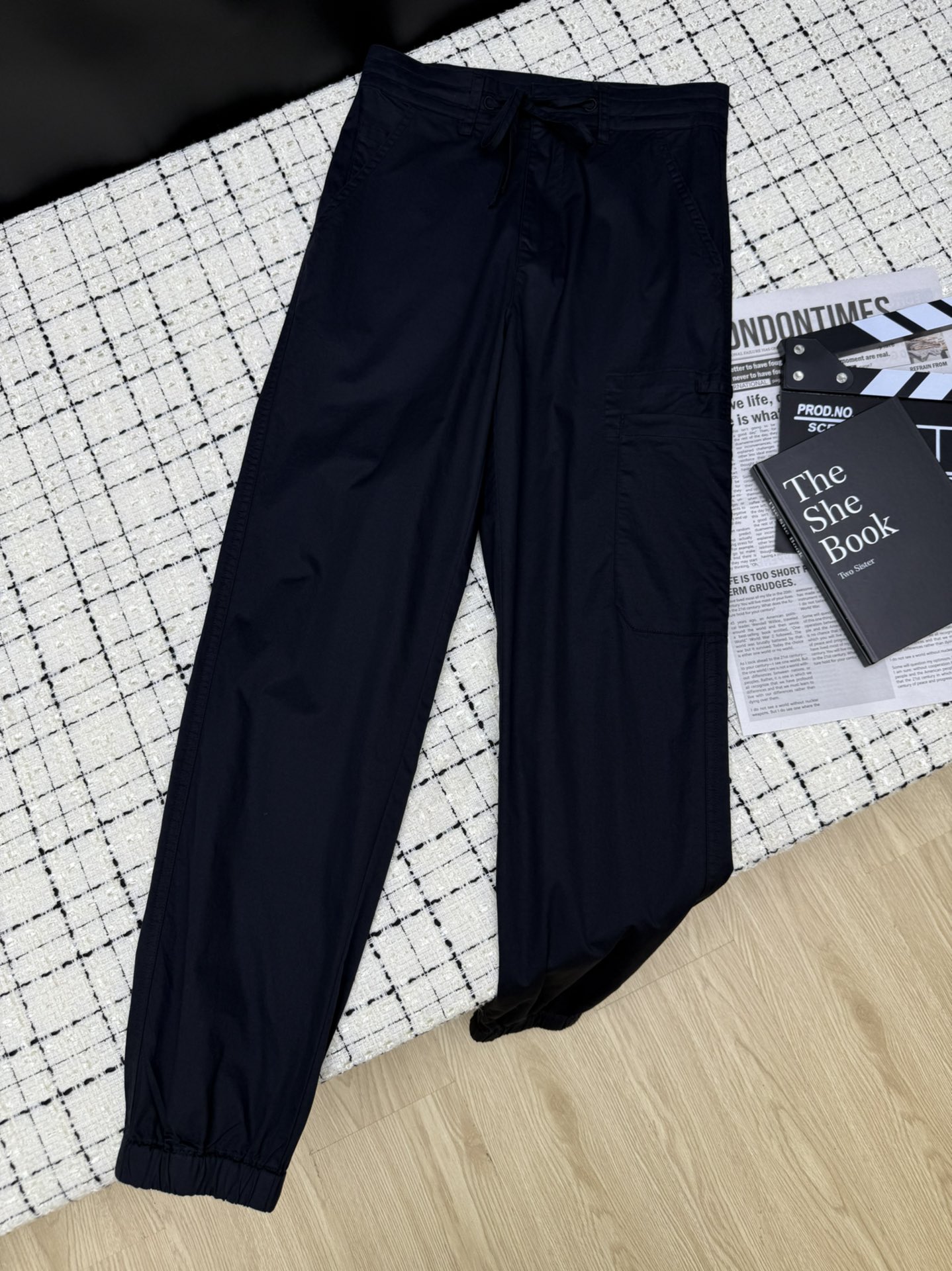 NO:331177,Good to wear and match Prad*25 spring and summer new style, classic triangle decorative drawstring trousers, customized cotton fabric, foot-tied trousers are really easy to match, lazy and relaxed style, not picky and high, this one likes to be comfortable, two-color SMLXL, prada, alexander wang19860909好穿好搭配 Prad*25春夏新款 经典三角标装饰抽绳卫裤 定制绵面料 束脚的卫裤真是太好搭配了 慵懒又松弛有度的版型 不挑人又显高 喜欢有舒适度的就是这一条了 两色SMLXL,,prada,alexander wang,Women's clothing