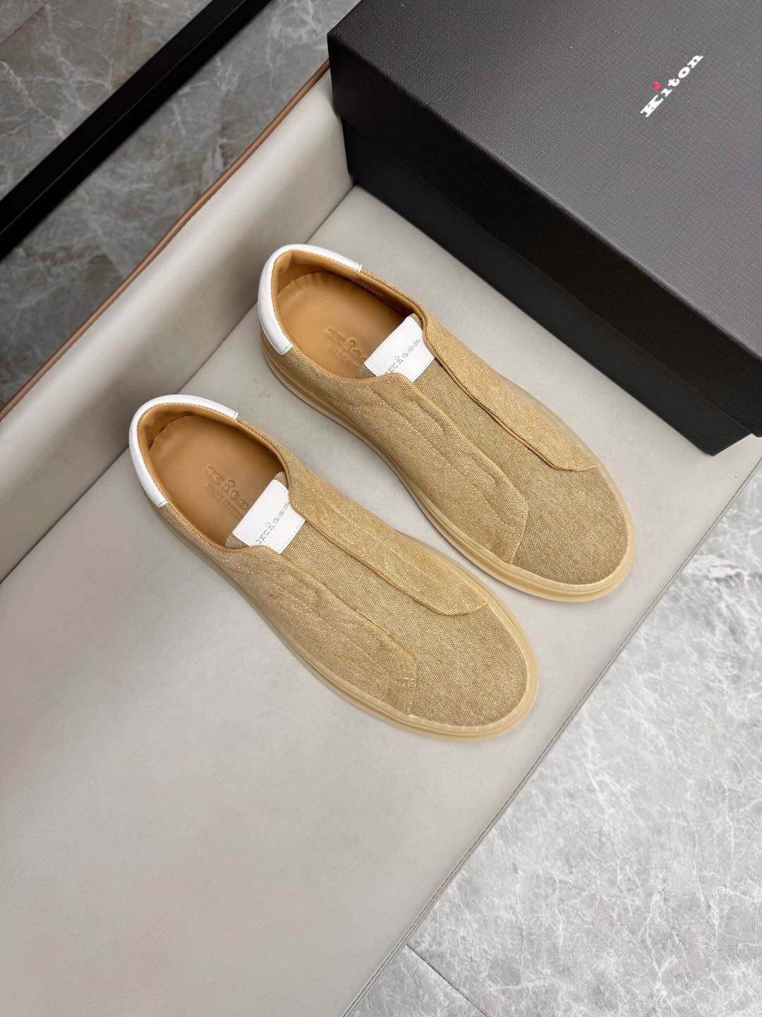 NO:222969,Brand Kiton color original color matching code number 39-44 customized 38454647 price material Kiton new product original single-stock low-top casual sports shoes!  The upper is made of original cowhide fabric cowhide inner lining. The original molded sole of cowhide is made of high quality, worthy of possession.19860909品牌Kiton 颜色原版配色 码数39-44定做38454647 价格 材质kiton新品原单货低帮休闲运动鞋！鞋面采用原版牛皮面料牛皮内里 牛皮垫脚原版开模大底、高品质值得拥有,,sneakers,cowhide,Men's shoes