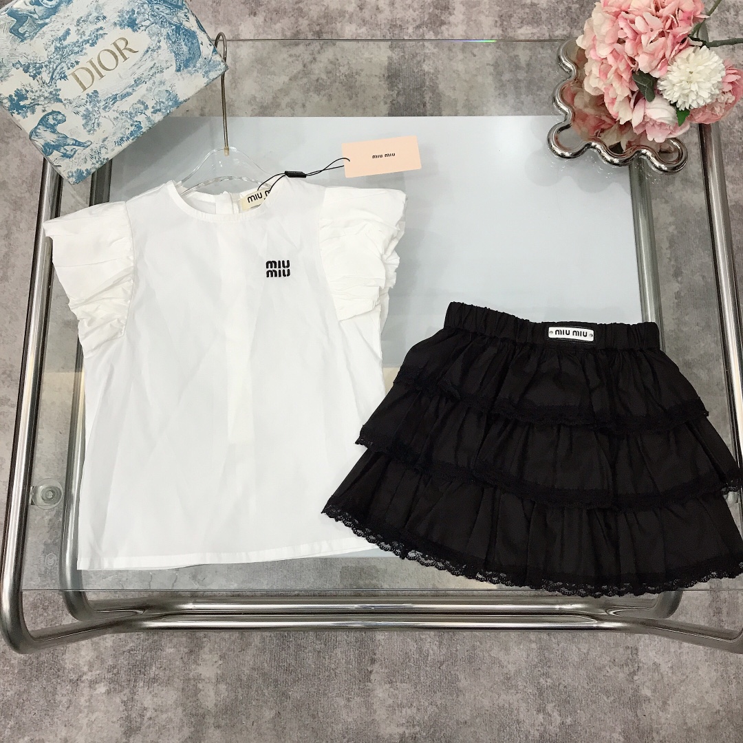 NO:210689,[Spot delivery] MIU MIU ~ Girls' skirt Naval Academy style Round neck shirt card logo accessories pleated skirt Small embroidery logo logo material feels very soft and delicate, soft and comfortable, skin-friendly and not tied, excellent upper body effect, a must-have artifact for princess~ size size--120-130-140-150 [CM] Counter packaging 70, clothes, miumiu, skirts, shirts,19860909【现货发】   MIU MIU～女童套裙 海军学院风格 圆领衬衫卡牌logo配饰百褶裙 小刺绣logo标志 材质手感非常柔软细腻 柔顺舒适 亲肤不扎 上身效果极好 公主的必备神器～  size尺码--120-130-140-150【CM】 专柜包装70,衣服,miumiu,skirts,shirts,,Children's