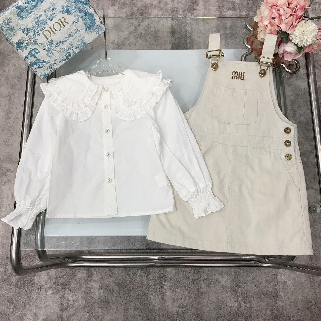 NO:210915,[Spot shipment] MIUMIU girls set two-piece set [string denim skirt shirt] Original button accessories paired with embroidered logo logo top body effect is very handsome, soft and comfortable, simple and fashionable, craftsmanship superimposed, visible high quality, super versatile style~ Color black white size--120-130-140-150 [CM] Counter packaging 70, clothes, miumiu, skirts, shirts,19860909【现货发】   MIUMIU女童套装两件套【背带牛仔裙衬衫】原版纽扣配饰搭配刺绣logo标志上身效果帅气十足 柔软舒适 简约时尚 工艺叠加 看得见的高品质 超级百搭款～ 颜色黑色 白色 size尺码--120-130-140-150【CM】 专柜包装70,衣服,miumiu,skirts,shirts,,Children's