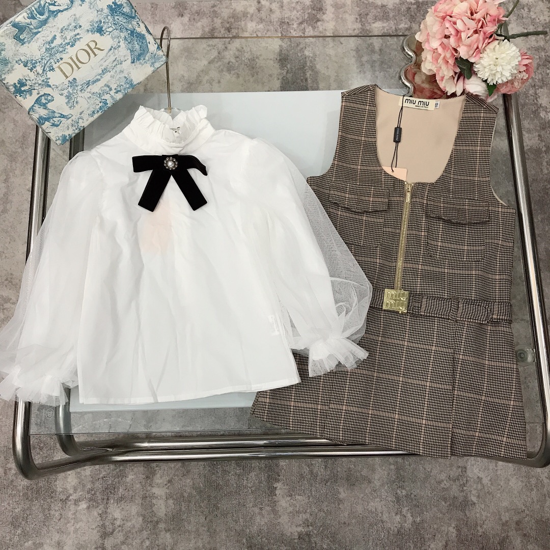 NO:210906,[Spot shipment] MiuMiu girls suit two-piece set [Vest dress with fluffy sleeves shirt] Houndstooth check vest skirt Hardware buckle belt accessories logo zipper head soft and comfortable Simple and fashionable craftsmanship superimposed visible high quality Super versatile model ~ size size--120-130-140-150 [CM] Counter packaging 70, clothes, miumiu, skirts, shirts,19860909【现货发】  MiuMiu女童套装两件套【背心连衣裙蓬蓬袖衬衫】千鸟格纹背心裙 五金扣腰带配饰logo拉链头柔软舒适 简约时尚 工艺叠加 看得见的高品质 超级百搭款～ size尺码--120-130-140-150【CM】 专柜包装70,衣服,miumiu,skirts,shirts,,Children's