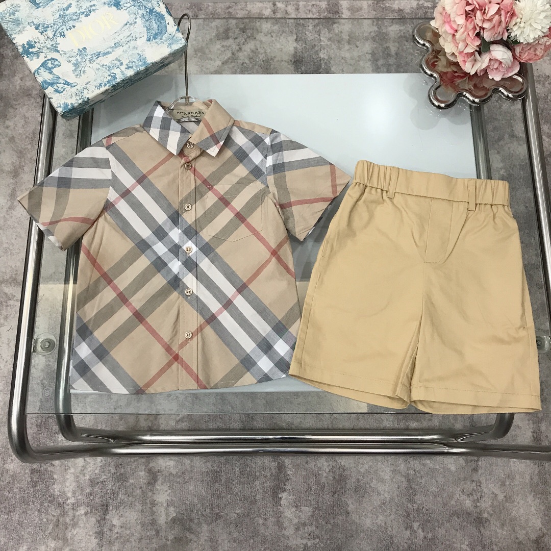 NO:210671,[Spot delivery] Burberr* Set The same style for the counter ~/SS [Small lapel shirt and shorts] Shell logo replica button accessories Classic plaid shirt with same-colored shorts cotton twill fabric to create the back pocket embellishment of the same-colored equestrian knight logo embroidery exquisite pure cotton fabric to create a set of upper body handsome, high-end fashionable upper body effect is very good Size-110-120-130-140-150 [CM] Requires counter packaging, clothes, burberry, shorts, shirts,19860909【现货发】  Burberr* 套装 专柜同款～/SS【小翻领衬衫短裤】贝壳logo复刻纽扣配饰 经典格子纹系衬衫搭配同系短裤棉质斜纹面料打造后口袋点缀同色系马术骑士徽标刺绣 精致纯棉面料打造 一套上身帅气十足 高级时髦上身效果非常好 尺码-110-120-130-140-150【CM】 需要专柜包装元,衣服,burberry,shorts,shirts,,Children's