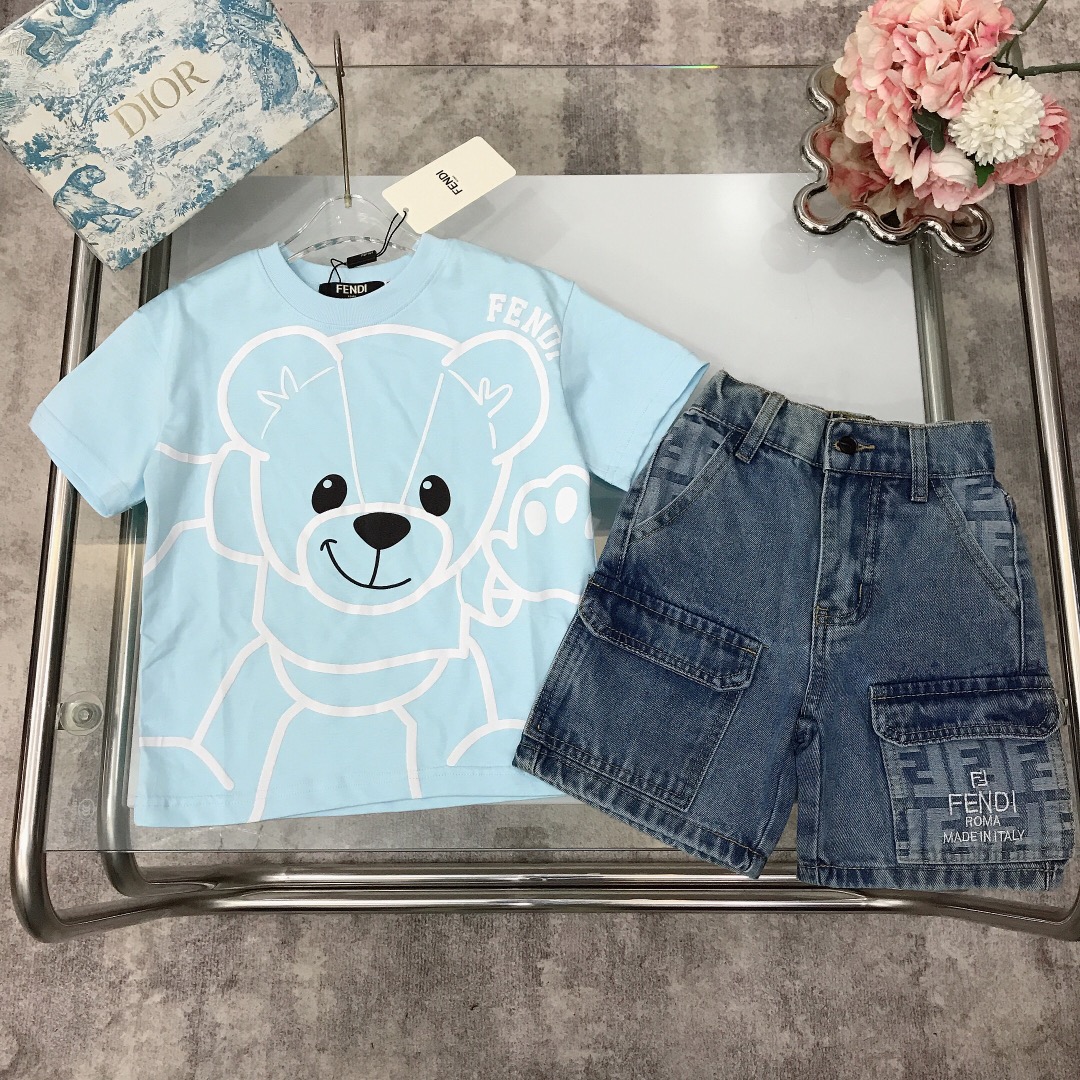NO:210676,【Spot shipment】 FEND* Limited series Pure cotton short sleeve heavy industry multi-pocket denim shorts Pure cotton texture soft and delicate exquisite style ~ Three-dimensional offset printing design on chest Heavy industry creates denim shorts Unique splicing elements Double FF letter pocket splicing to show elegance and handsomeness Soft and comfortable Skin-friendly and not tied The upper body effect is excellent Light blue color size--120-130-140-150 【CM】 Counter packaging 70, Clothes, fendi, shorts, T-shirt,19860909【现货发】   FEND* 限定系列 纯棉短袖重工多口袋牛仔短裤 纯棉质地 柔软细腻 精致款 ～胸前立体胶印印花设计 重工打造牛仔短裤 独特拼接元素双FF字母口袋拼接 尽显优雅跟帅气 柔顺舒适 亲肤不扎 上身效果极好 颜色浅蓝色  size尺码--120-130-140-150【CM】 专柜包装70,衣服,fendi,shorts,T-shirt,,Children's