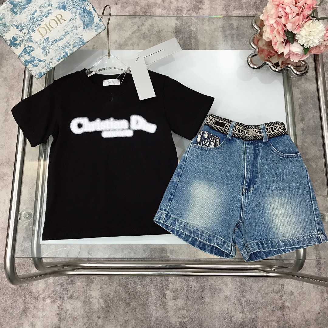 NO:210682,[Spot shipment] DIO* Limited series Pure cotton short-sleeved heavy-industrial webbing spliced ​​denim shorts Pure cotton texture Soft and delicate exquisite style Original 1:1 created, 240G weight created~ Graffiti design on the chest with heavy-industrial design to create denim shorts Unique splicing elements with presbyterian logo pocket splicing on the back shows elegance and handsomeness Soft and comfortable, skin-friendly and not tied, excellent upper body effect Color black White size-120-130-140-150 [CM] Counter packaging 70, clothes, dior, shorts, T-shirt,19860909【现货发】   DIO* 限定系列 纯棉短袖重工织带拼接牛仔短裤 纯棉质地 柔软细腻 精致款 原版1:1打造 克重240G打造～胸前涂鸦设计印花搭配重工打造牛仔短裤 独特拼接元素后部老花logo口袋拼接 尽显优雅跟帅气 柔顺舒适 亲肤不扎 上身效果极好 颜色黑色 白色  size尺码--120-130-140-150【CM】 专柜包装70,衣服,dior,shorts,T-shirt,,Children's