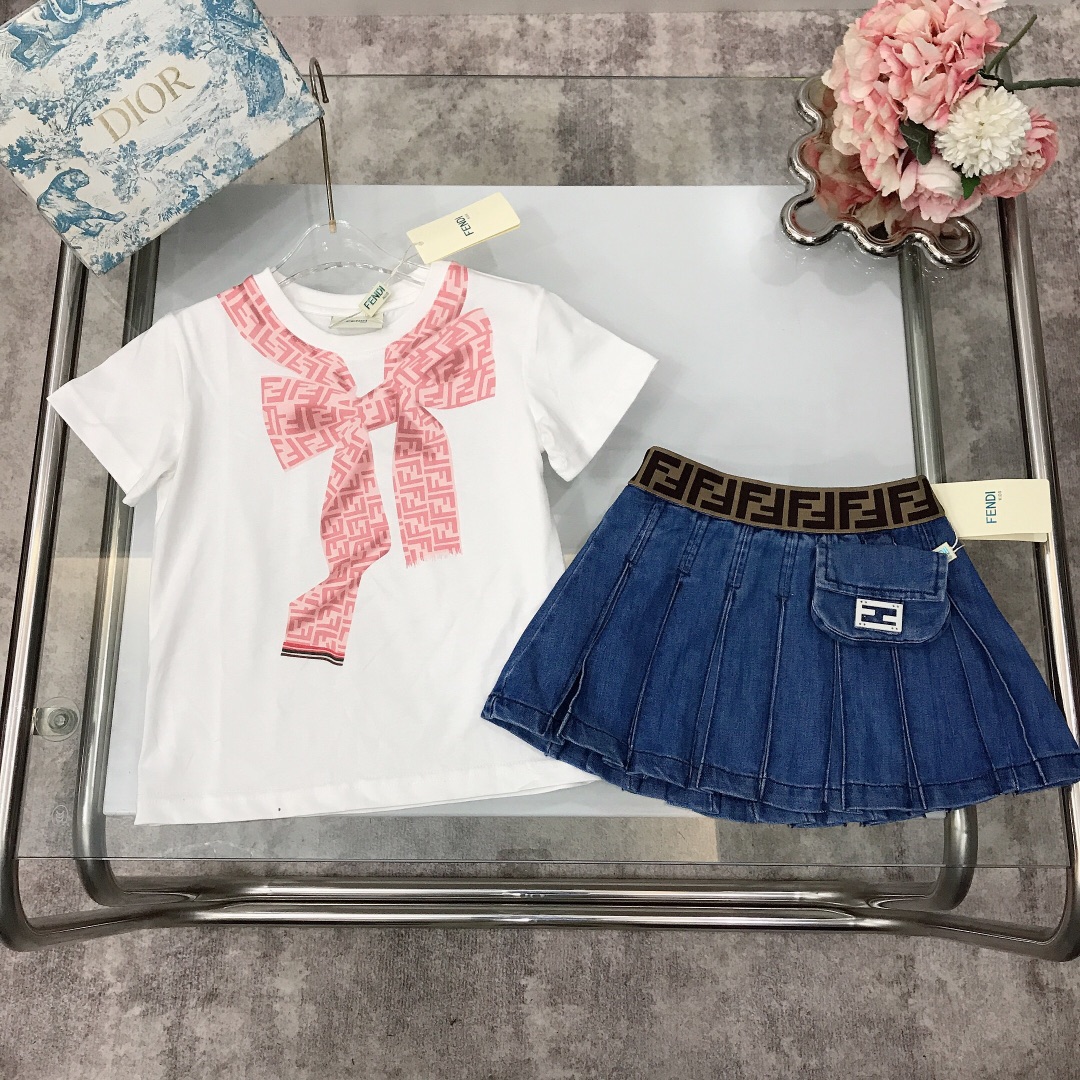 NO:210666,[Spot delivery] FEND* Limited series Pure cotton T-shirt denim pleated skirt Pure cotton texture Soft and delicate exquisite style Original 1:1 created 240G grams heavy fabric ~ 3D effect bow printed pattern on the chest with denim pleated skirt small card bag design, showing playful and cute, soft and comfortable, skin-friendly and not tied, excellent upper body effect, a must-have artifact for princess ~ size size--120-130-140-150 [CM] Counter packaging 70, clothes, fendi, skirts, tees, t-shirt,19860909【现货发】   FEND* 限定系列 纯棉T恤牛仔百褶裙 纯棉质地 柔软细腻 精致款 原版1:1打造 240G克重面料打造～胸前3D效果蝴蝶结印花图案搭配牛仔百褶裙小卡包设计 尽显俏皮跟可爱 柔顺舒适 亲肤不扎 上身效果极好 公主的必备神器～  size尺码--120-130-140-150【CM】 专柜包装70,衣服,fendi,skirts,tees，t-shirt,,Children's