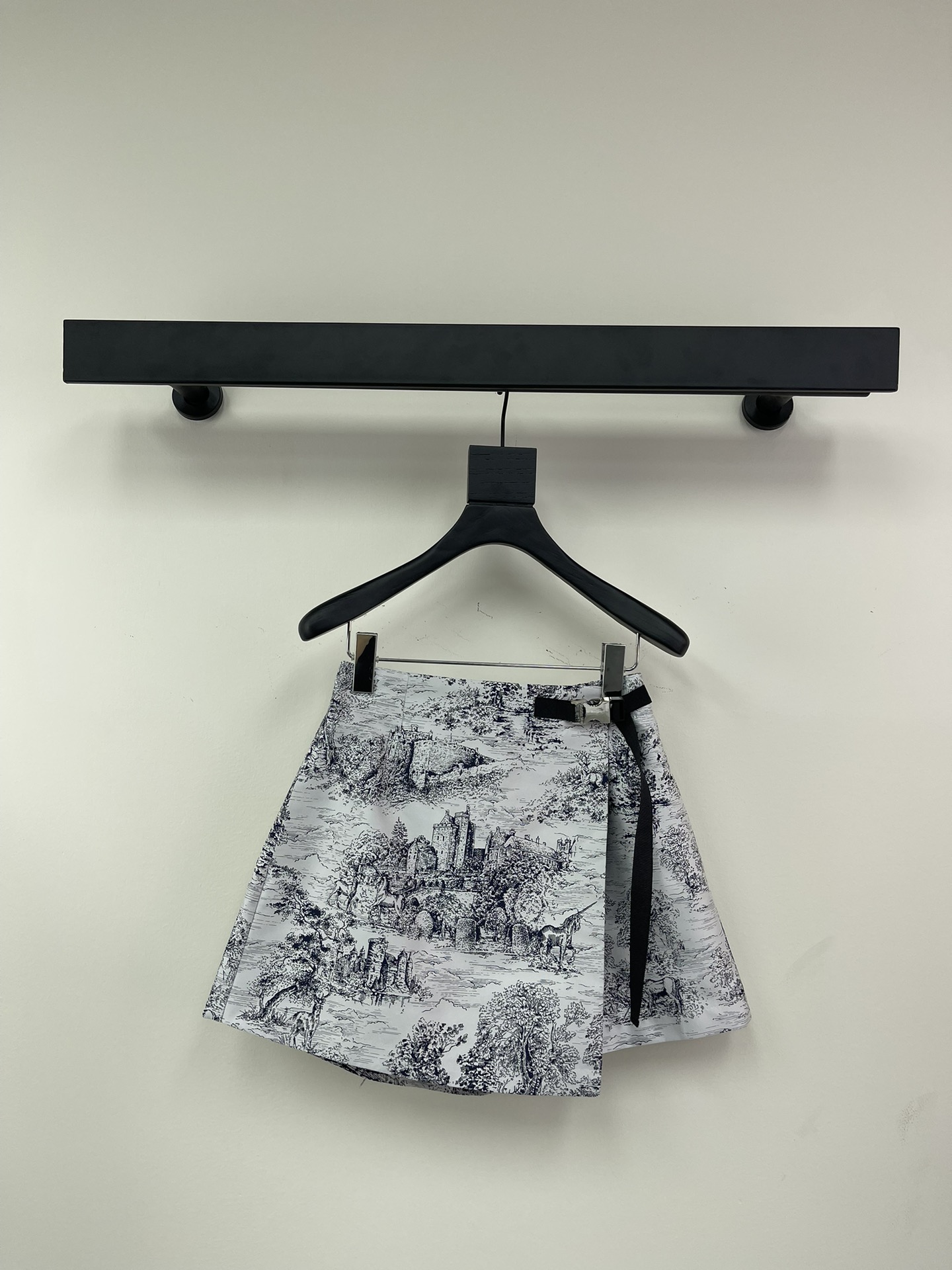 NO:308057,Dio*25 early spring printed charge skirts custom-made YB imported charge nylon material breathable and comfortable, full texture One-piece skirts The whole body is made of large-area sketching techniques, urban architecture and town landscape paintings as highlights, adding a sense of layering, a one-piece skirt on the front, connected with black, a snap-on, a good proportion of long legs, brilliant and fashionable, a must-have for dating sports and leisure,,dior, skirts, alexander wang19860909Dio*25早春印花冲锋裙裤 定制YB进口冲锋尼龙材质 透气舒适 质感十足 一片式裙裤 通体以大面积素描手法 城市建筑城镇风景画为亮点 增加层次感 正面加饰一片式裙面 以黑色按卡扣作连接 上身穿出长腿好比例 出彩时髦 约会运动休闲必备,,dior,skirts,alexander wang,Women's clothing