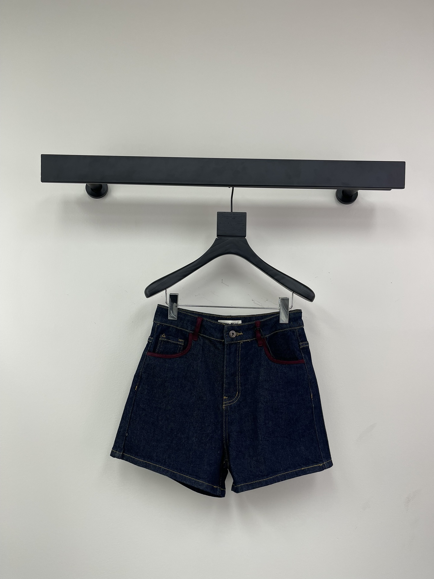 NO:308071,Miumi* 25 early spring new product!  Miu's dark red velvet leather edged straight denim shorts, contrasting color retro solid color splicing fashionable and personalized jeans, versatile style red elk plush walking edge matching design back bag red embroidered letters matched with overall dark color, high-quality denim fabric The upper body is really comfortable, fashionable and tone-like jeans Color: dark Size: SML,,miumiu, shorts, jeans, alexander wang19860909Miumi* 25早春新品！miu家深色红绒皮包边直筒牛仔短裤,撞色复古纯色拼接时髦个性牛仔裤,百搭款 红色麋鹿毛绒走边搭配设计背袋红色刺绣字母搭配整体深色,高品质牛仔面料 上身真的很舒适,时髦腔调感的牛仔裤 颜色: 深色 尺码: SML,,miumiu,shorts,jeans,alexander wang,Women's clothing