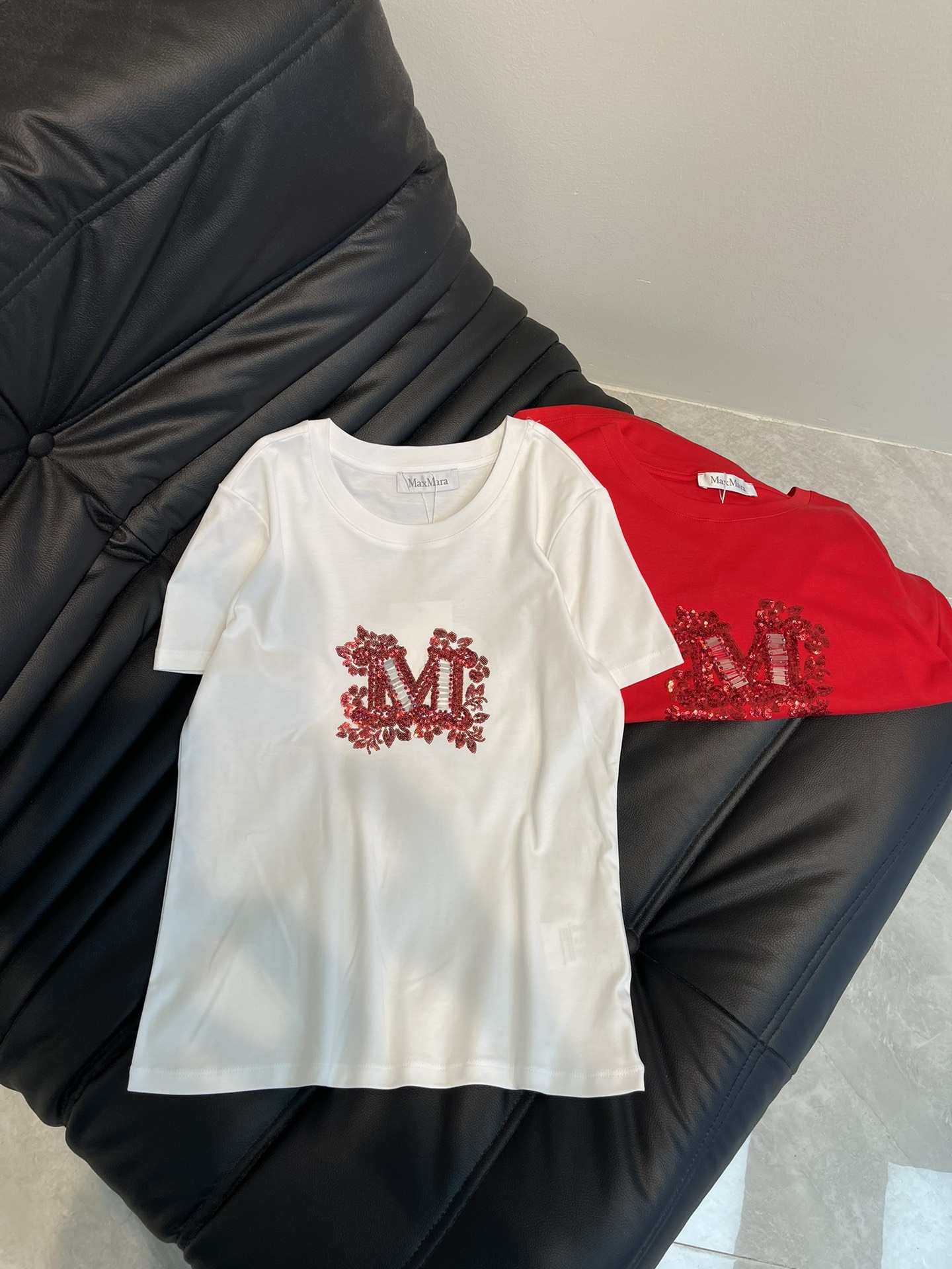 NO:307477,Maxmar*25 spring and summer new heavy industry bead sheet M letter embroidered short-sleeved T-shirt, high-end imported mercerated cotton fabric, classic style versatile and not picky, and the upper body is very beautiful!  SML AA2, T-shirt,tees,t-shirt,alexander wang19860909Maxmar*25春夏新款重工珠片M字母刺绣短袖T恤,高级进口丝光棉面料,经典版型百搭不挑人,上身非常漂亮！SML AA2,,T-shirt,tees，t-shirt,alexander wang,Women's clothing