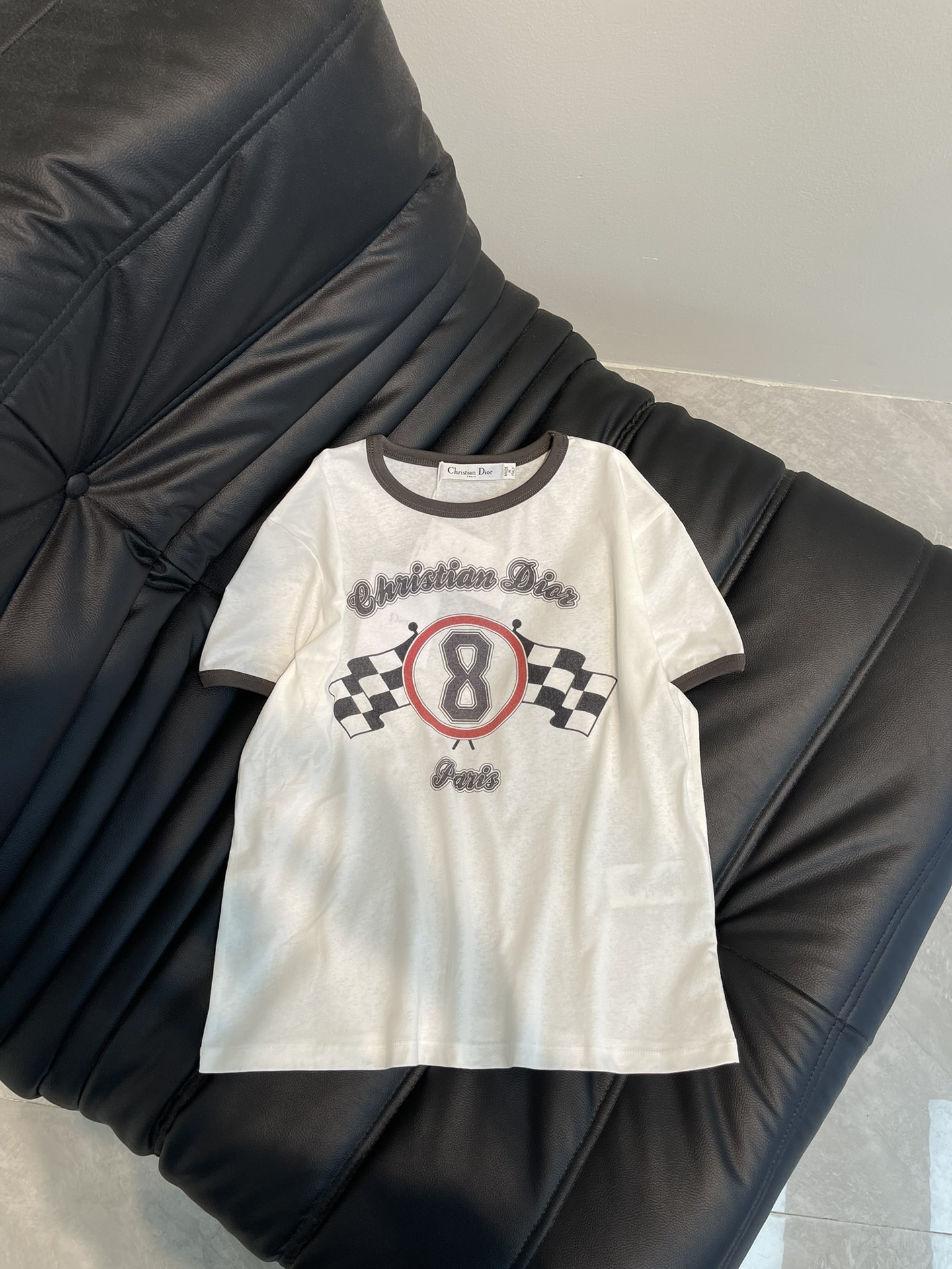 NO:307507,Dio*25 spring and summer new sports style flag printed letter short-sleeved T-shirt custom YB native cotton material breathable and comfortable, full texture. Regular short-sleeved T-shirt cut highlights the brand style. Made of gram-weight pure cotton, slightly elastic, and slim visual effect. Black threaded edges on the neckline cuffs to maintain the coordinated and unified tone. The iconic letter logo on the chest is embellished with black and white plaid racing elements. The brand's own simple and fashionable feeling is revealed. The color matching reduces age. Create a personal style at will. The inner wear is brilliant and fashionable. SML,,dior,T-shirt,tees,t-shirt,alexander wang19860909Dio*25春夏新款运动风旗格印花字母短袖T恤 定制YB原生全棉材质 透气舒适 质感十足 常规短袖T恤裁剪 凸显品牌格调 采用克重纯棉制成 略带有弹力 呈现显瘦视觉效果 黑色螺纹包边于领口袖口 保持基调协调统一 胸前标志性字母徽标黑白格纹赛车元素点缀 品牌自带的简约时尚感立现 配色减龄 随心打造个性风格 单穿内搭都出彩时髦 SML,,dior,T-shirt,tees，t-shirt,alexander wang,Women's clothing