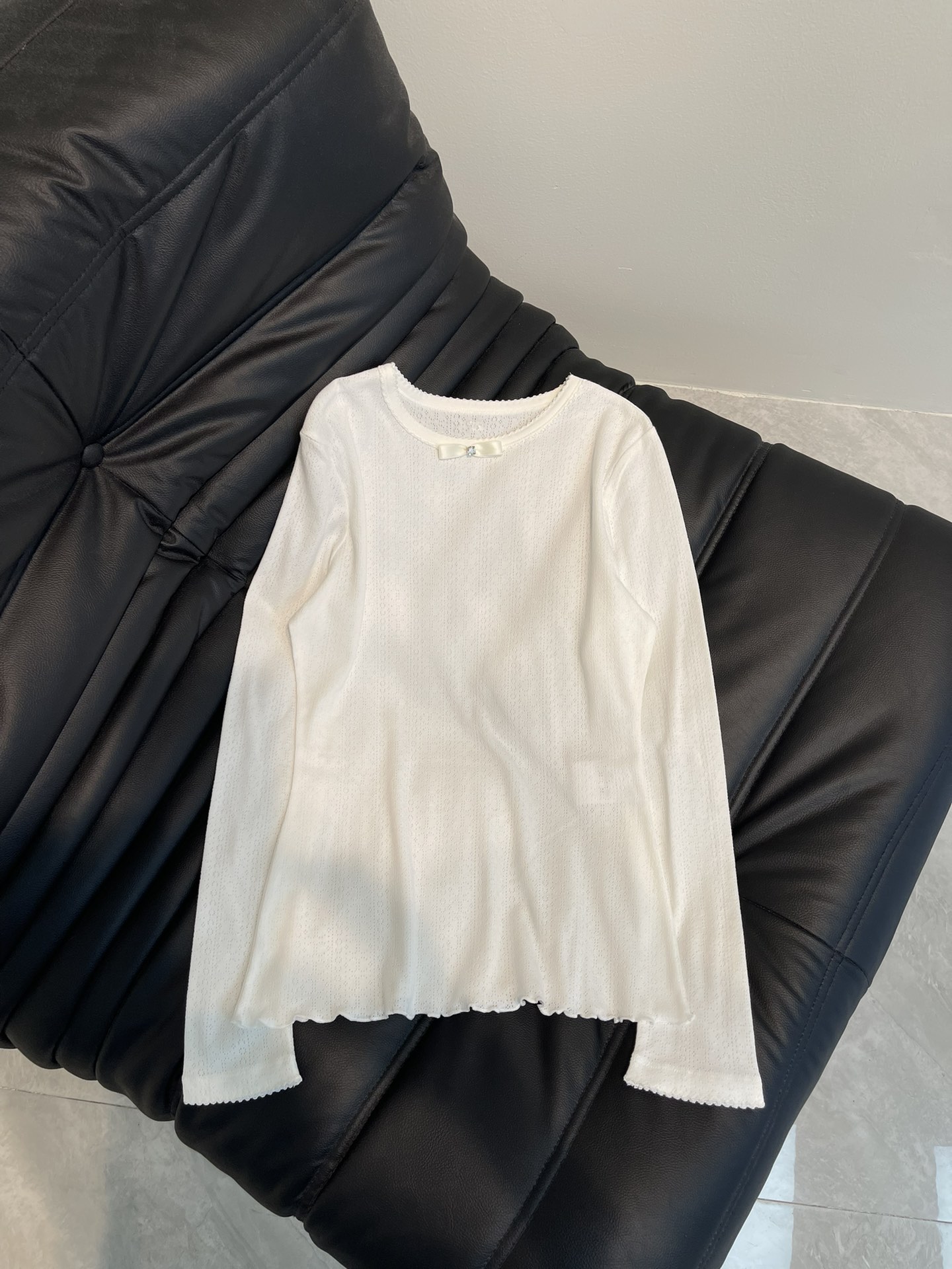 NO:307513,Chane*25 spring and summer new small fragrance hollow pure cotton long-sleeved base shirt!  White, rich and beautiful must be used as a magical tool!  The age-reducing bow decorative slim fit style is versatile and versatile, and the upper body is super slim!  It looks super good when worn alone!  The pure cotton texture is super comfortable!  The round neck style looks huge and slim!  Simple, elegant and high-end!  S, chanel,alexander wang19860909Chane*25春夏新款小香缕空纯棉长袖打底衫！白富美必入神器！减龄蝴蝶结装饰修身版型万能百搭上身超显瘦！单穿做内搭搭配都超级好看！形口纯棉质感超舒适！圆领版型上身巨显瘦！简约优雅又高级！S,,chanel,alexander wang,Women's clothing