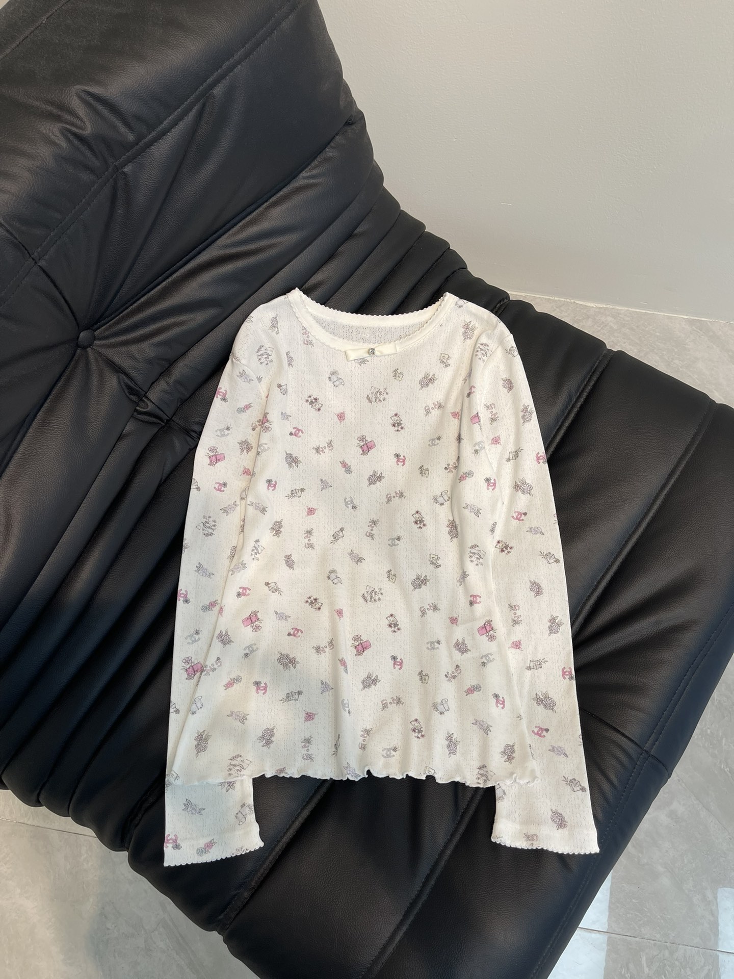 NO:307490,Chane*25 spring and summer new style Xiaoxiang cute little bow floral knitted long-sleeved base shirt!  It uses customized cotton knitted fabric, with delicate surface, rich texture and rich details, soft and soft fits the skin, rich elasticity and strong inclusiveness, full double C, perfume bottle and floral atmospheric print, pink and tender tones are a lady!  SML, chanel,alexander wang19860909Chane*25春夏新款小香可爱小蝴蝶结碎花针织长袖打底衫！采用定制的棉质针织面料,表面细腻镂空纹理细节丰富,柔柔软软地贴合肌肤,丰富弹性包容性强,满幅双C,香水瓶和花卉大气印花,粉嫩色调太太太少女了！SML,,chanel,alexander wang,Women's clothing