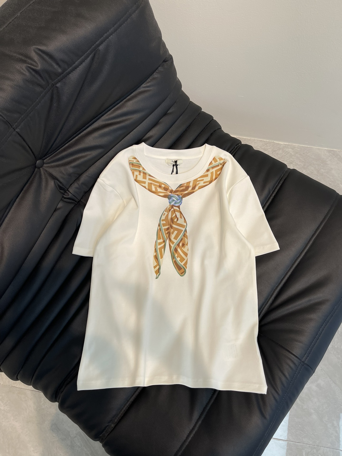 NO:307481,FEND*25 spring and summer new double F scarf bow tie printed short-sleeved T-shirt, high-end imported pure cotton fabric, classic style versatile and not picky, and the upper body is very beautiful!  SML A, fendi, T-shirt,tees, t-shirt,alexander wang19860909FEND*25春夏新款双F丝巾领结印花短袖T恤,高级进口纯棉面料,经典版型百搭不挑人,上身非常漂亮！SML A,,fendi,T-shirt,tees，t-shirt,alexander wang,Women's clothing