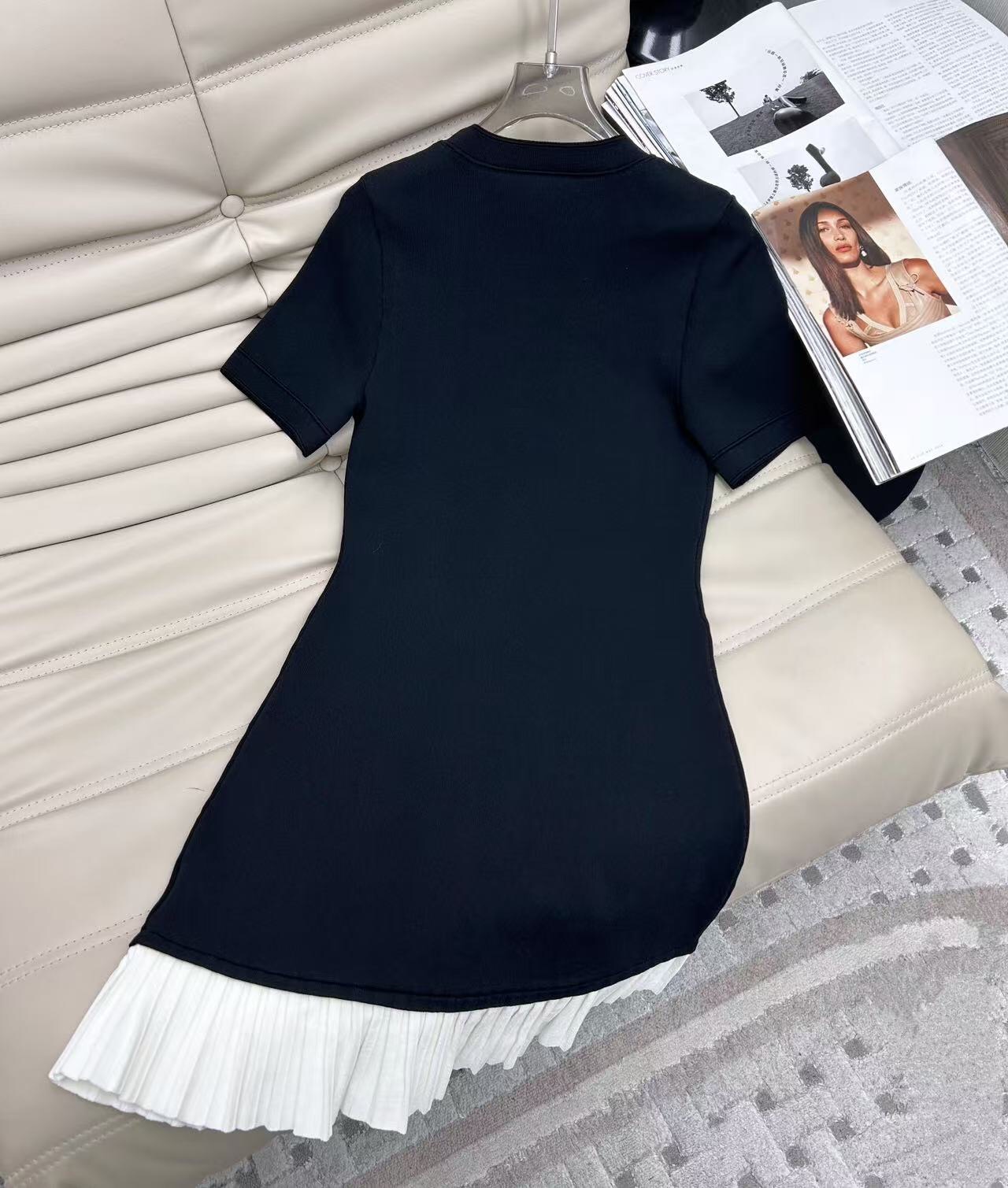 独家首发♥️25新品 金属圆领针织短袖连衣裙，高级黑色低调奢华，拼接白色压褶裙摆气质名媛少女减龄，小A版