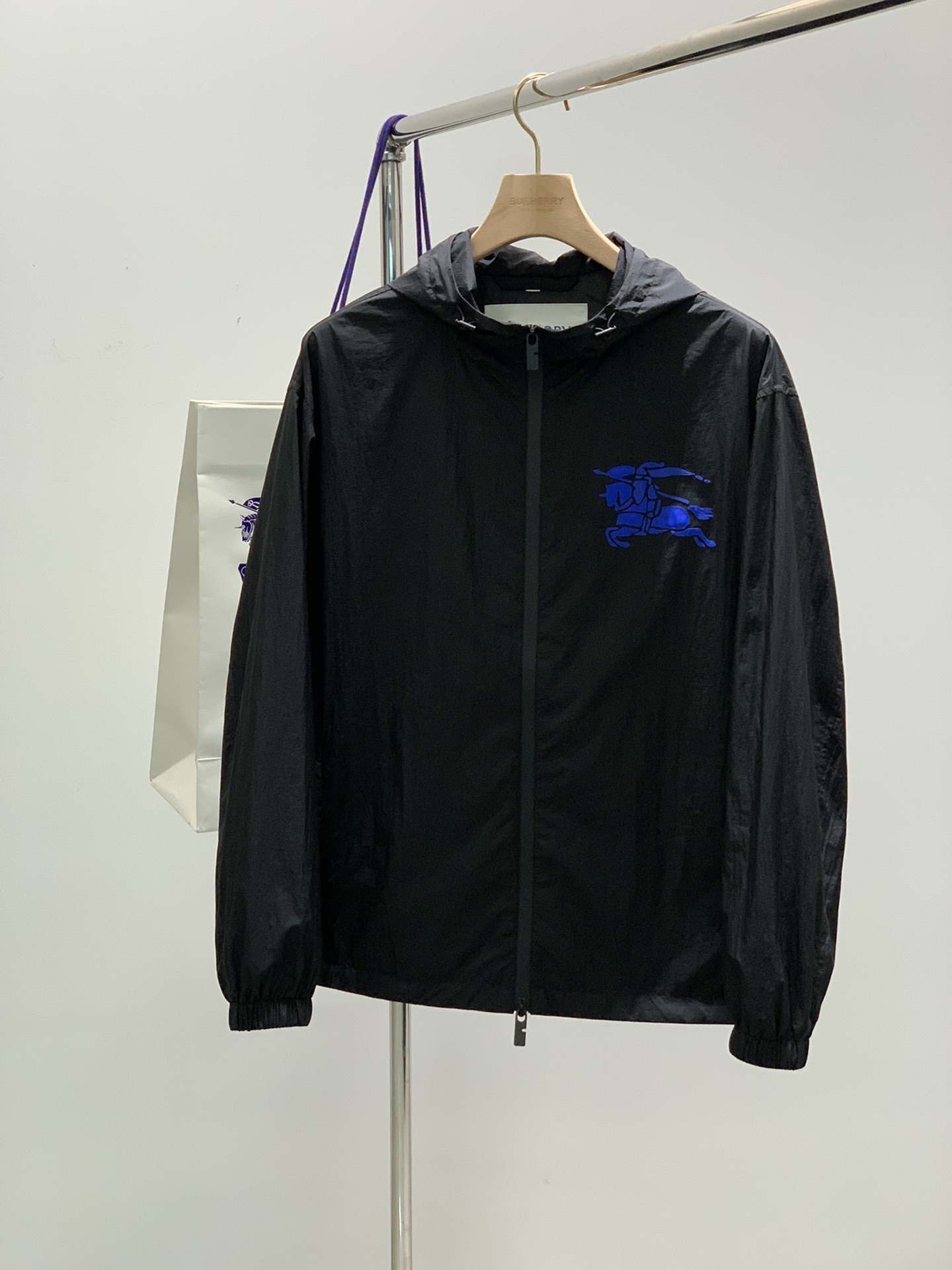 NO:150733,,Burberry Burberry, the latest products in spring 2025, available at the counter at the same time, original singles, fashionable and casual hooded jacket, imported original fabric, comfortable and breathable upper body, top-grade embroidery craft letter pattern decoration logo, original hardware and auxiliary decoration, extremely high grade, comfortable and versatile, handsome upper body, M-3XL, burberry, burberry, jackets & coats, hats, alexander wang19860909,Burberry 巴宝莉,2025春季最新品,专柜同步有售,原单狠货,时尚休闲连帽外套,进口原版面料,上身舒适透气,顶级刺绣工艺字母图案装饰logo,原版五金辅料装饰,档次极高,舒适百搭,上身帅气十足,码数M-3XL,,burberry,burberry,jackets & coats,hats,alexander wang,Men's clothing