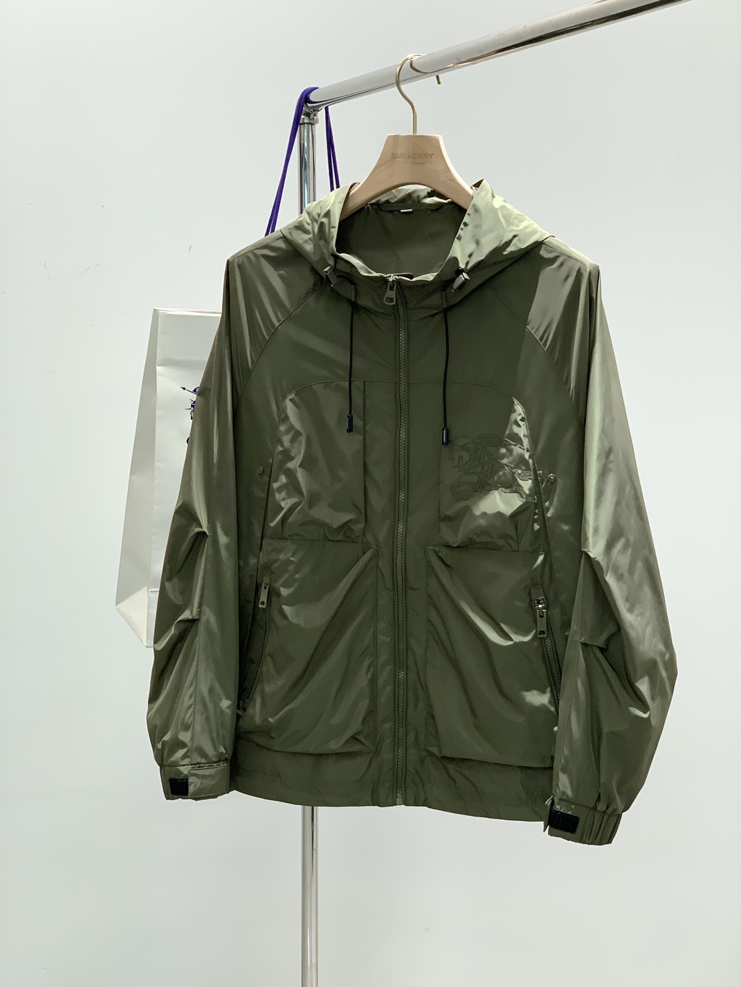 NO:121096,,Burberry Burberry, the latest products in spring 2025, the counter is available at the same time, original singles, fashionable and casual hooded jacket, imported original fabric, comfortable and breathable upper body, top-grade embroidery craft letter pattern decoration logo, original hardware and auxiliary decoration, extremely high grade, comfortable and versatile, top-body handsome, 2 colors recommended, code M-3XL, burberry, burberry, jackets & coats, hats, alexander wang19860909,Burberry 巴宝莉,2025春季最新品,专柜同步有售,原单狠货,时尚休闲连帽外套,进口原版面料,上身舒适透气,顶级刺绣工艺字母图案装饰logo,原版五金辅料装饰,档次极高,舒适百搭,上身帅气十足,2色推荐,码数M-3XL,,burberry,burberry,jackets & coats,hats,alexander wang,Men's clothing