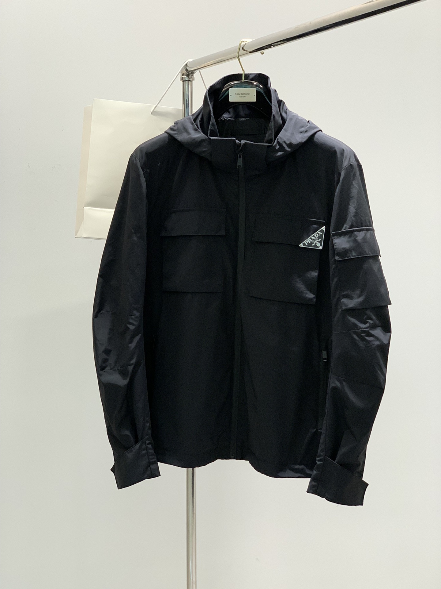 NO:150725,PRADA, the latest products in spring 2025, available at the same time for counters, fashionable and casual hooded jackets, imported original fabrics, extremely complex workmanship, the only channel that can be used as a purchasing agent level, top-level glue printing craft letter pattern logo, original hardware and auxiliary decoration, extremely high grade, comfortable and versatile, handsome and stylish upper body, code M-3XL,, prada, prada, jackets & coats, hats, alexander wang19860909PRADA 普拉达,2025春季最新品,专柜同步有售,时尚休闲连帽外套,进口原版面料,做工极为复杂,唯一可以做代购级别的渠道狠货,顶级印胶工艺字母图案logo,原版五金辅料装饰,档次极高,舒适百搭,上身帅气有型,码数M-3XL,,prada,prada,jackets & coats,hats,alexander wang,Men's clothing