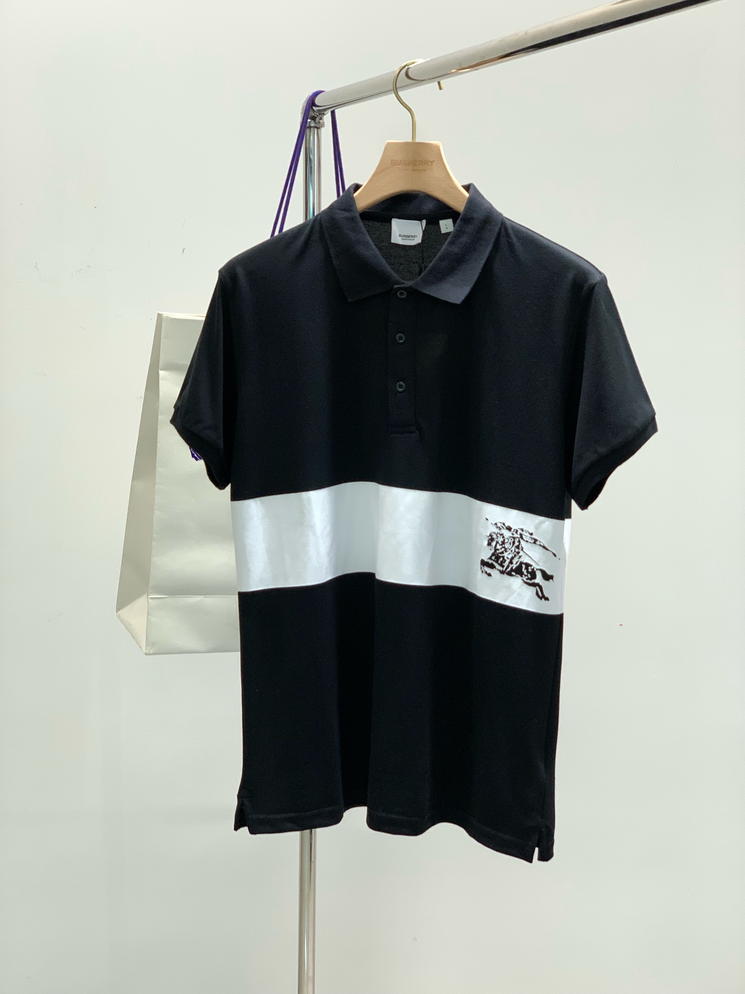 NO:121093,,Burberry Burberry, the latest summer products in 2025, available at the counter at the same time, original singles, fashionable and casual round neck short-sleeved T-shirt, imported original fabric, comfortable and breathable upper body, top-grade printing craft letter pattern decoration logo, extremely high grade, comfortable and versatile, handsome upper body, 3 colors recommendation, code number M-3XL, burberry, burberry, T-shirt, tees, t-shirt, alexander wang19860909,Burberry 巴宝莉,2025夏季最新品,专柜同步有售,原单狠货,时尚休闲圆领短袖T恤,进口原版面料,上身舒适透气,顶级印花工艺字母图案装饰logo,档次极高,舒适百搭,上身帅气十足,3色推荐,码数M-3XL,,burberry,burberry,T-shirt,tees，t-shirt,alexander wang,Men's clothing