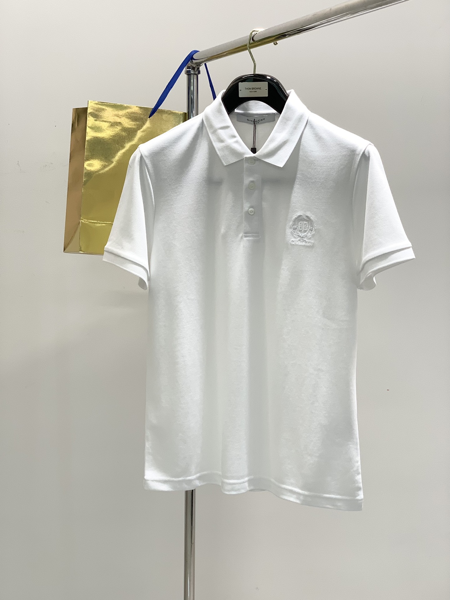 NO:119702,,Givenchy Givenchy, the latest summer products, special counters are available at the same time, original singles, fashionable and casual lapel short-sleeved T-shirt, imported original fabric, top-grade embroidery craft letter pattern decoration logo, extremely high grade, comfortable and versatile, handsome and stylish on the upper body, 2 colors recommended, code number M-3XL,,givenchy,givenchy,T-shirt,tees,t-shirt,alexander wang19860909,Givenchy 纪梵希,夏季最新品,专柜同步有售,原单狠货,时尚休闲翻领短袖T恤,进口原版面料,顶级刺绣工艺字母图案装饰logo,档次极高,舒适百搭,上身帅气有型,2色推荐,码数M-3XL,,givenchy,givenchy,T-shirt,tees，t-shirt,alexander wang,Men's clothing