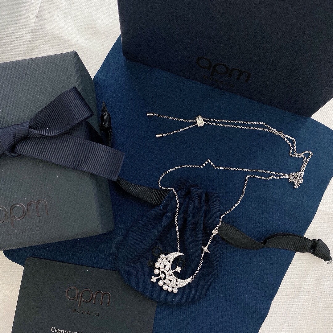 APm monaco 单只月亮珍珠项链！新一季的珍珠星月系列，摩洛哥星月元素搭配错落珍珠组成的耳环真的心