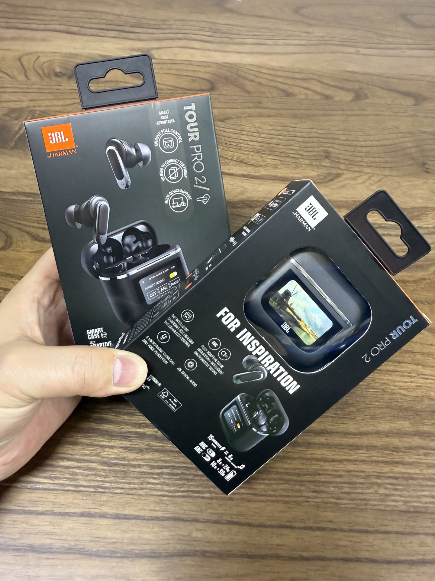 全新美版顶配 屏显主动降噪蓝牙智能彩屏仓无线入耳式蓝牙耳机新款商务跑步骑行耳机智能LCD屏真降噪真无线蓝牙耳机
【真实降噪】:真ANC主动降噪!35db降噪效果,真的很牛还有通透模式,屏幕直接操作,无需通过手机app操作
【内置均衡器】:标准 摇滚 流行 经典 爵士 多种音效自由选择
【千元震撼音质】:高分子肽振膜,3倍环绕空间音频,立体音效,低音浑厚 高音明亮,真的很不错了
【手机遥控功能】:接听电话 点赞 遥控拍照 播放音乐 切换歌曲 音量调节屏幕可以直接操作,不需要你掏出手机,简直不要太方便
【双电续航】:单耳机续航8-10个小时以上搭配充电仓可以实现48小时以上
【定时提醒功能】:不拍午睡睡过头了
【屏幕亮度调节】:省电眼看不累
【屏幕灯光功能】:应急照明还是很实用的!美版品质,真正ANC主动降噪、降噪效果很好,重低音效果很好