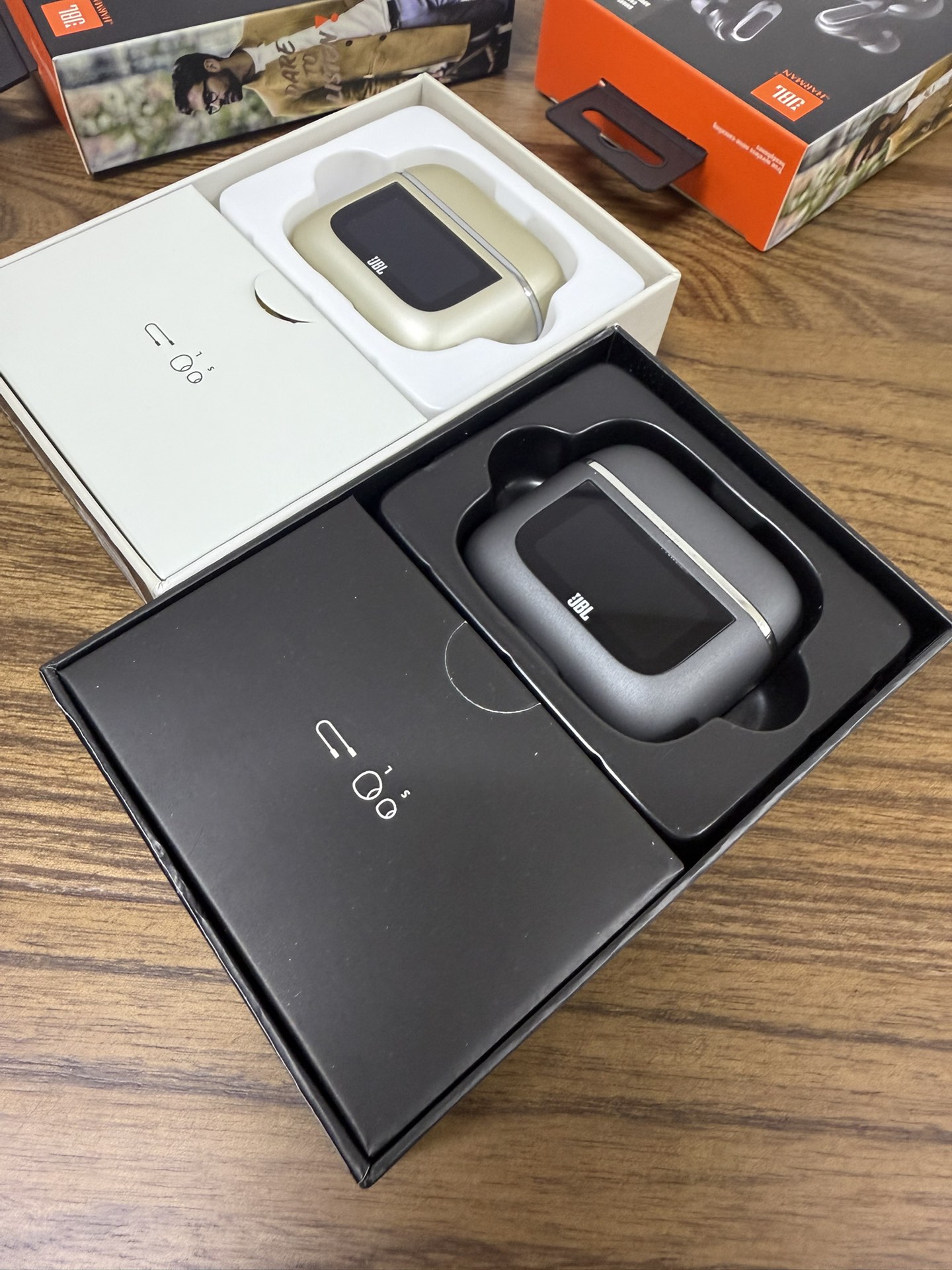 全新美版顶配 屏显主动降噪蓝牙智能彩屏仓无线入耳式蓝牙耳机新款商务跑步骑行耳机智能LCD屏真降噪真无线蓝牙耳机
【真实降噪】:真ANC主动降噪!35db降噪效果,真的很牛还有通透模式,屏幕直接操作,无需通过手机app操作
【内置均衡器】:标准 摇滚 流行 经典 爵士 多种音效自由选择
【千元震撼音质】:高分子肽振膜,3倍环绕空间音频,立体音效,低音浑厚 高音明亮,真的很不错了
【手机遥控功能】:接听电话 点赞 遥控拍照 播放音乐 切换歌曲 音量调节屏幕可以直接操作,不需要你掏出手机,简直不要太方便
【双电续航】:单耳机续航8-10个小时以上搭配充电仓可以实现48小时以上
【定时提醒功能】:不拍午睡睡过头了
【屏幕亮度调节】:省电眼看不累
【屏幕灯光功能】:应急照明还是很实用的!美版品质,真正ANC主动降噪、降噪效果很好,重低音效果很好