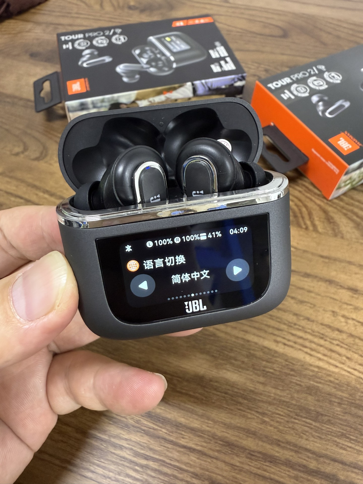 125💰全新美版顶配 屏显主动降噪蓝牙智能彩屏仓无线入耳式蓝牙耳机新款商务跑步骑行耳机智能LCD屏真降噪真无线蓝牙耳机
【真实降噪】:真ANC主动降噪!35db降噪效果,真的很牛还有通透模式,屏幕直接操作,无需通过手机app操作
【内置均衡器】:标准 摇滚 流行 经典 爵士 多种音效自由选择
【千元震撼音质】:高分子肽振膜,3倍环绕空间音频,立体音效,低音浑厚 高音明亮,真的很不错了
【手机遥控功能】:接听电话 点赞 遥控拍照 播放音乐 切换歌曲 音量调节屏幕可以直接操作,不需要你掏出手机,简直不要太方便
【双电续航】:单耳机续航5小时以上搭配充电仓可以实现24小时以上
【定时提醒功能】:不拍午睡睡过头了
【屏幕亮度调节】:省电眼看不累
【屏幕灯光功能】:应急照明还是很实用的!美版品质,真正ANC主动降噪、降噪效果很好,重低音效果很好