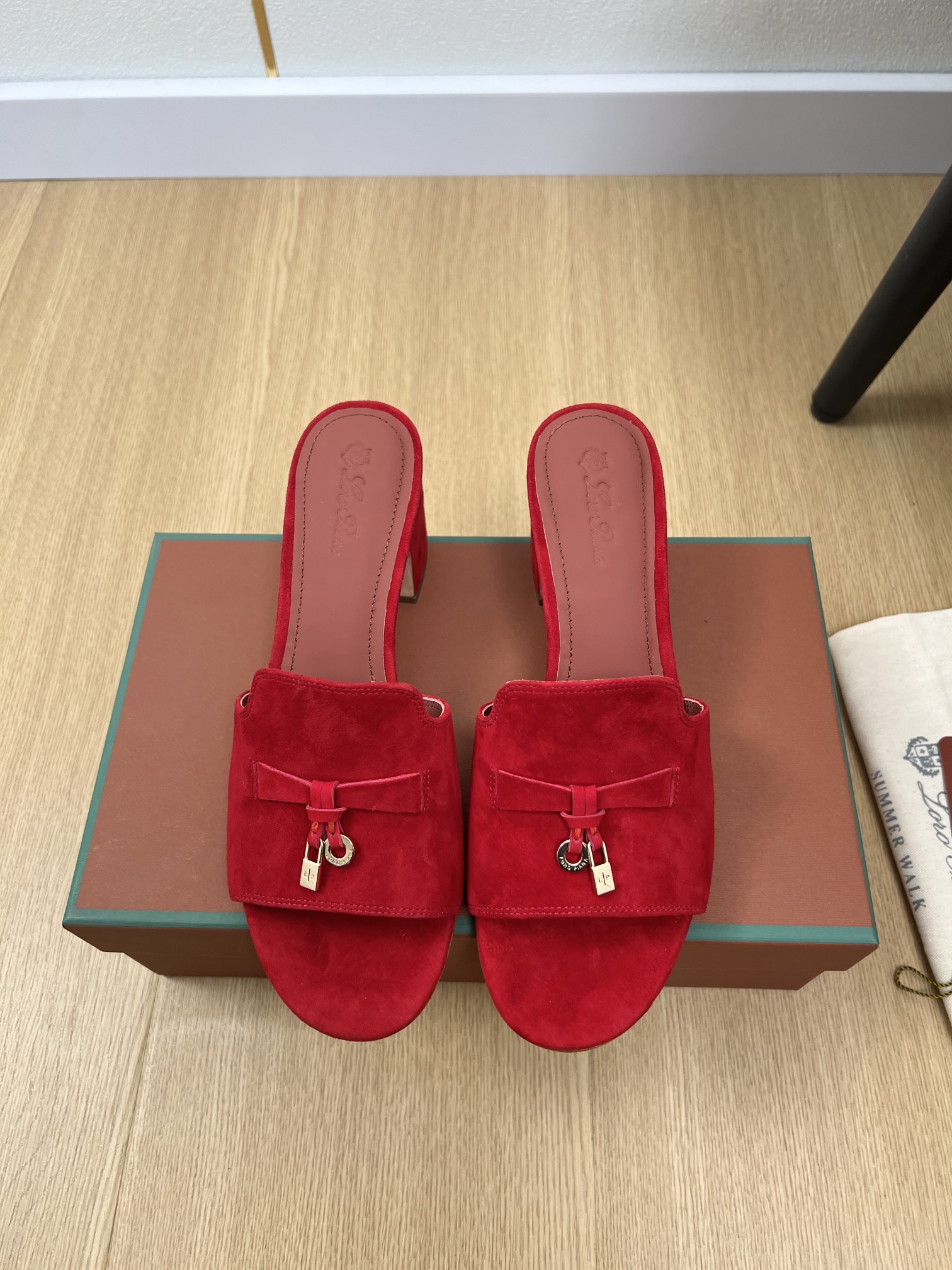 NO:259751,High-version Loro Piana | LP spring and summer new products, the latest catwalk slipper series of counter, Thai pants are spicy!  It is a magical artifact, very stylish and lightweight, with a full-feet feel. In summer, I really need versatile shoes. It looks good no matter how you match it. It feels casual and high-end. It is also very comfortable and comfortable. It is paired with various pants. It is super beautiful and versatile. The top Italian cashmere retro, elegant, low-key and luxurious. The fashion and practicality of the leather are the same as the highest quality on the entire network!  Classic and versatile, purchasing level, all year round, the details are perfect, the feet are super good-looking, and the styles are coexisting. This summer, the style that cannot be missed. Loro Pian has taken a 