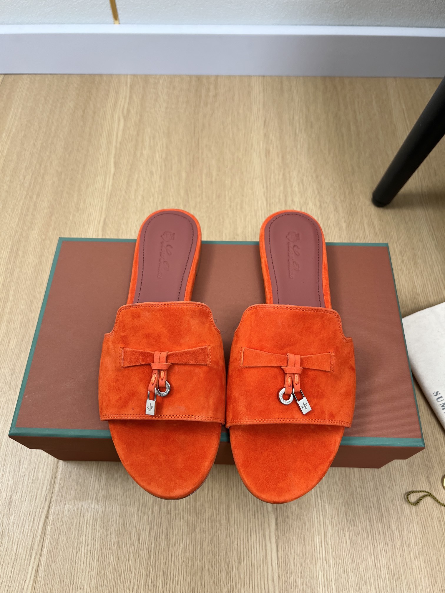 NO:259745,High-version Loro Piana | LP spring and summer new products, the latest catwalk slipper series of counter, Thai pants are spicy!  It is a magical artifact, very stylish and lightweight, with a full-feet feel. In summer, I really need versatile shoes. It looks good no matter how you match it. It feels casual and high-end. It is also very comfortable and comfortable. It is paired with various pants. It is super beautiful and versatile. The top Italian cashmere retro, elegant, low-key and luxurious. The fashion and practicality of the leather are the same as the highest quality on the entire network!  Classic and versatile, purchasing level, all year round, the details are perfect, the feet are super good-looking, and the styles are coexisting. This summer, the style that cannot be missed. Loro Pian has taken a 