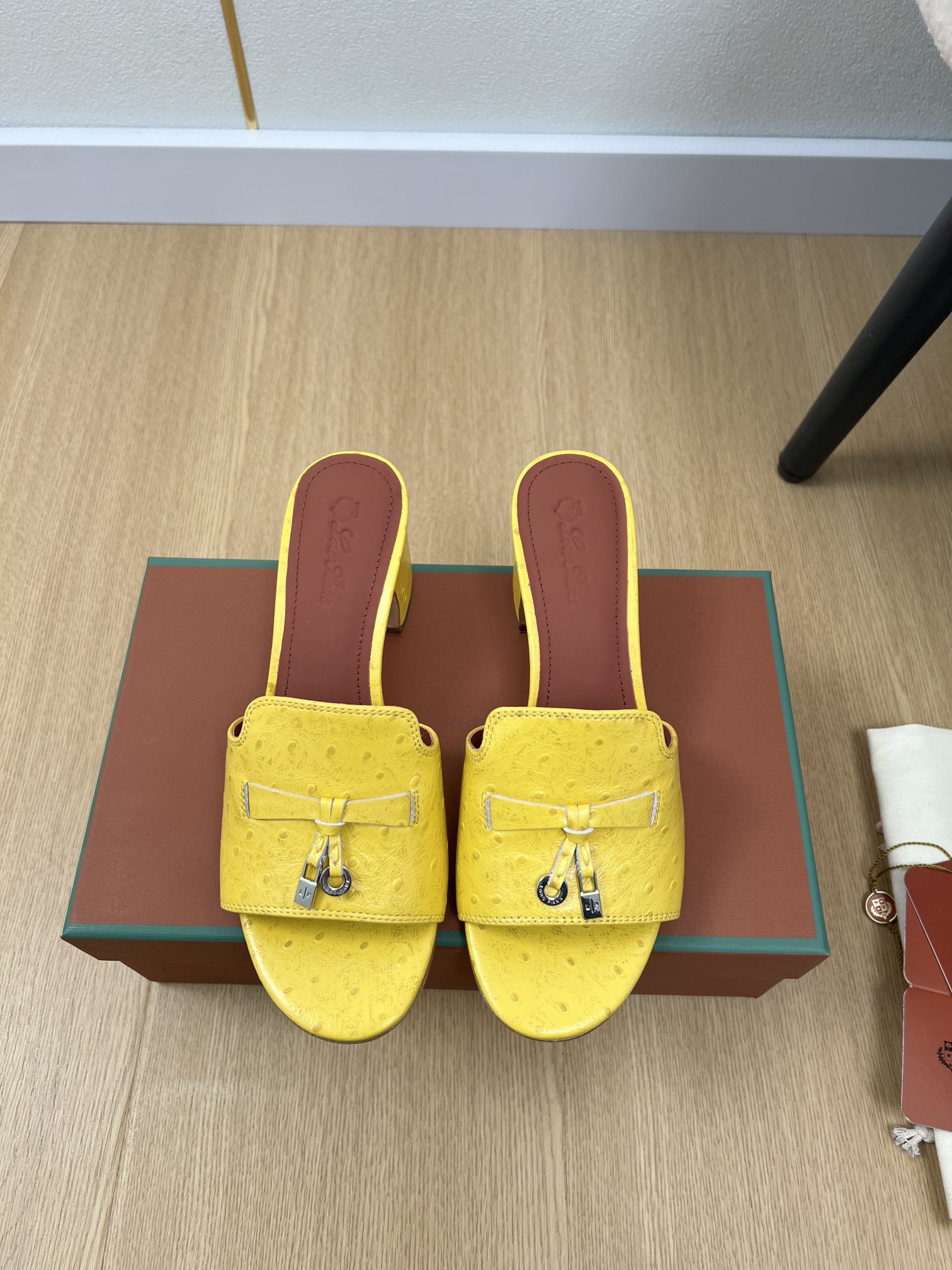 NO:259748,High-version Loro Piana | LP spring and summer new products, the latest catwalk ostrich pattern slipper series, Thai pants are spicy!  It is a magical artifact, very stylish and lightweight, with a full-feet feel. In summer, I really need versatile shoes. It looks good no matter how you match it. It feels casual and high-end. It is also very comfortable and comfortable. It is paired with various pants. It is super beautiful and versatile. The top Italian cashmere retro, elegant, low-key and luxurious. The fashion and practicality of the leather are the same as the highest quality on the entire network!  Classic and versatile, purchasing level, all year round, the details are perfect, the feet are super good-looking, and the styles are coexisting. This summer, the style that cannot be missed. Loro Pian has taken a 