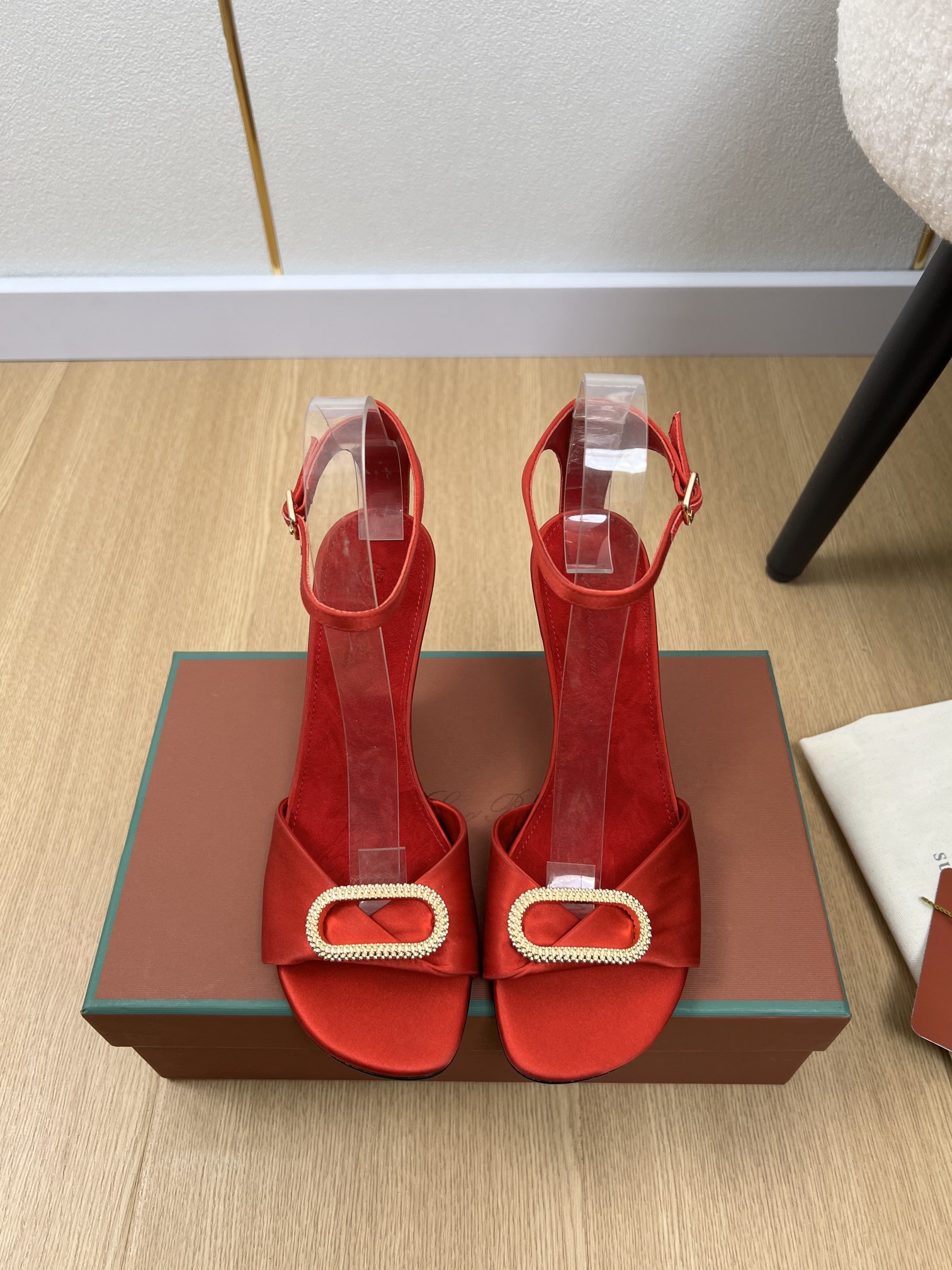 NO:259756,High-version Loro Piana | LP spring and summer new products, the latest catwalk wedge sandal series, Thai pants are spicy!  It is a magical artifact, very stylish and lightweight, with a full-feet feel. In summer, I really need versatile shoes. It looks good no matter how you match it. It feels casual and high-end. It is also very comfortable and comfortable. It is paired with various pants. It is super beautiful and versatile. The top Italian cashmere retro, elegant, low-key and luxurious. The fashion and practicality of the leather are the same as the highest quality on the entire network!  Classic and versatile, purchasing level, all year round, the details are perfect, the feet are super good-looking, and the styles are coexisting. This summer, the styles that cannot be missed. Loro Pian has taken a 