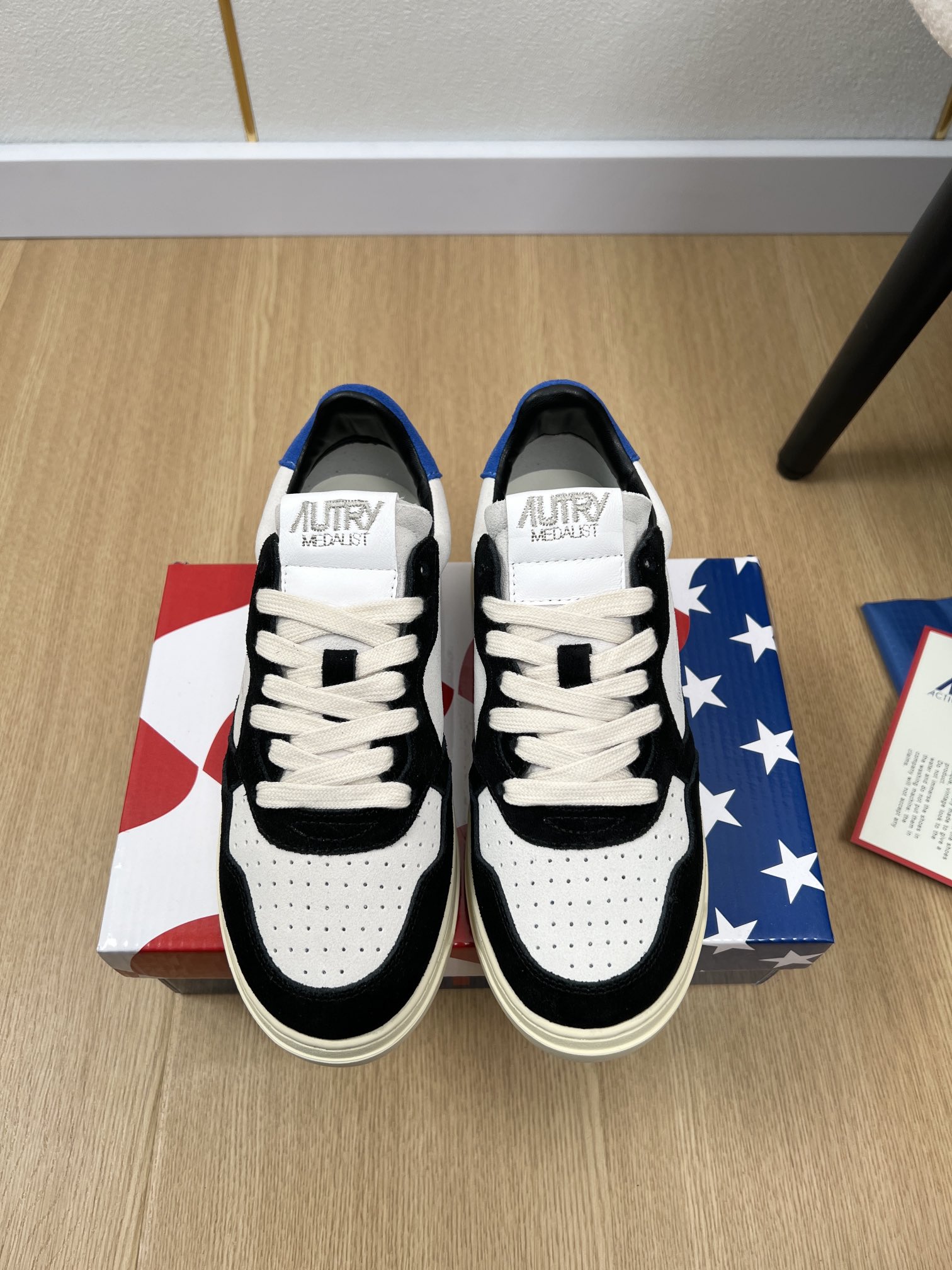 NO:259742,AUTRY·Oterry | Spring and summer new products, counter new German niche trend brand Medalist series retro white shoes skateboard shoes casual sneakers series AUTRY is rich in unique American retro style, with a solid leather body and retro atmosphere versatile appearance, paired with the brand's classic American flag logo, which has won the love of many fashionable celebrities. BLACKPINKRose often wears AUTRY shoes in private outfits, neat and stylish. Upper Imported toe layer cowhide/beef plush inner Imported towel inside Outsole Original open mold rubber sole Thick 3.5cm Size: Women 35-40 Men 39-45 (Female 40 Men 45 Customized) Price Women Men 260 Men 260 Men 40, casual shoes/sneakers, cowhide19860909AUTRY·奥特里 |  春夏新品 专柜新款德国小众潮牌Medalist系列复古小白鞋滑板鞋休闲运动鞋系列 AUTRY富有独特美式复古风格,以扎实的皮革鞋身与复古氛围的百搭外型,配搭品牌经典的美国国旗标志,获得许多时尚名人的喜爱,BLACKPINKRose更经常于私下穿搭中穿戴AUTRY鞋款,利落有型. 鞋面 进口头层牛皮/牛猄长毛绒 内里 进口毛巾里 大底 原版开模橡胶大底 底厚 3.5cm 码数 女35-40男39-45（女40男45定制） 价格 女款 男款260牛猄面加40,休闲鞋/运动鞋,sneakers,cowhide,Women's Shoes