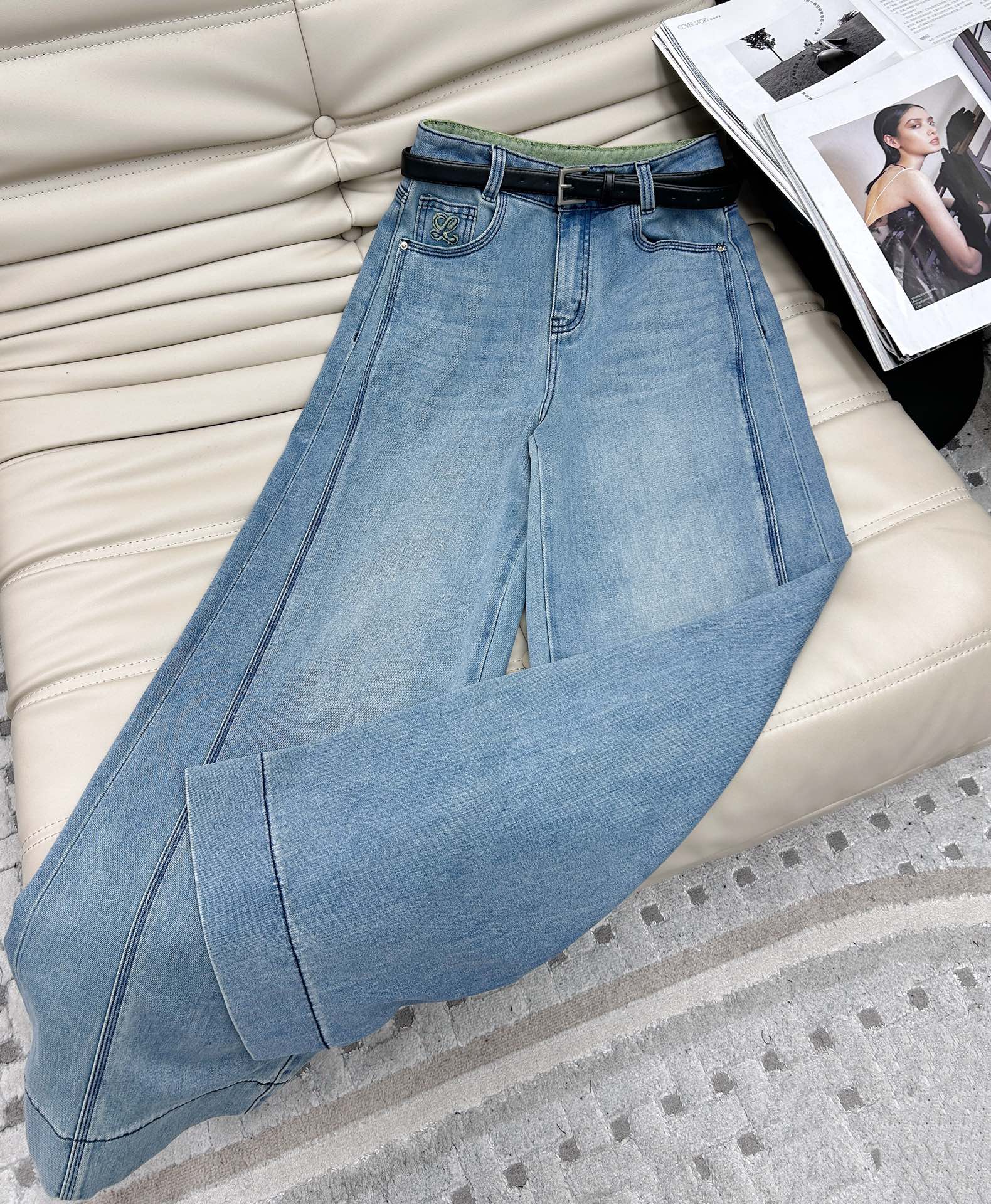 NO:307563,——The new 25-year-old Loewe green jeans show elegance. Sky blue jeans are classic and durable, and the pattern design of the back pocket adds a sense of fashion. The texture is high-end. It shows a low-key and fashionable temperament, which is suitable for both daily and formal occasions. SML.,,loewe,jeans,alexander wang19860909——25年新款罗意威拼绿色牛仔裤,尽显优雅.天蓝色牛仔裤经典耐穿,后袋的花纹设计增添时尚感.质感高级.展现出一种低调时尚的气质,无论是日常还是正式场合都很适宜.SML.,,loewe,jeans,alexander wang,Women's clothing