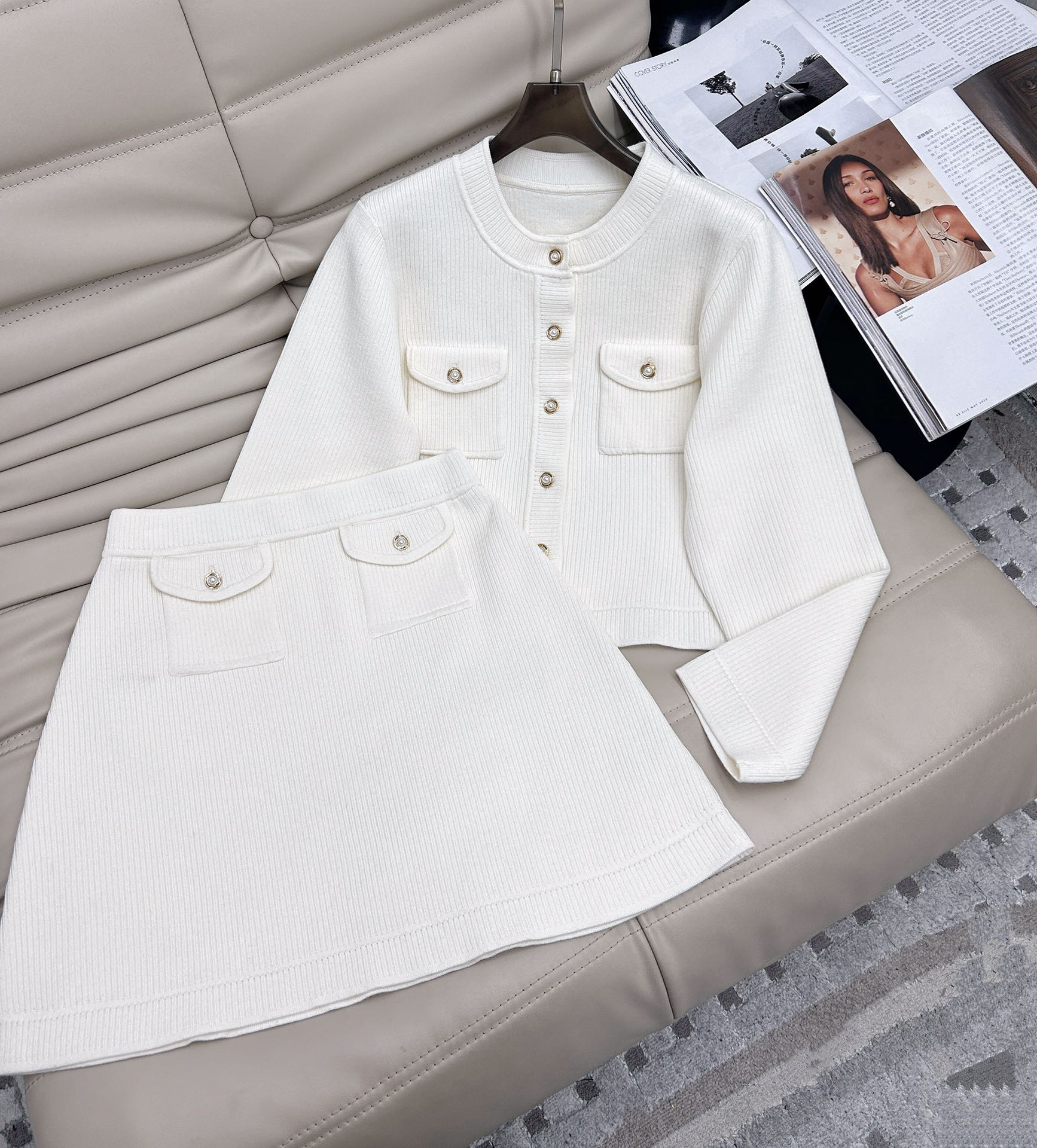 NO:308128,Top 250 skirt 25 years early spring new round neck celebrity temperament pearl button cardigan high waist skirt two-piece suit, customized fabric, slim and versatile. Recommended S, skirts, alexander wang19860909上衣250半裙 25年 早春新款圆领名媛气质珍珠扣开衫高腰半裙两件套套装,定制面料,显瘦百搭.推荐S,,skirts,alexander wang,Women's clothing