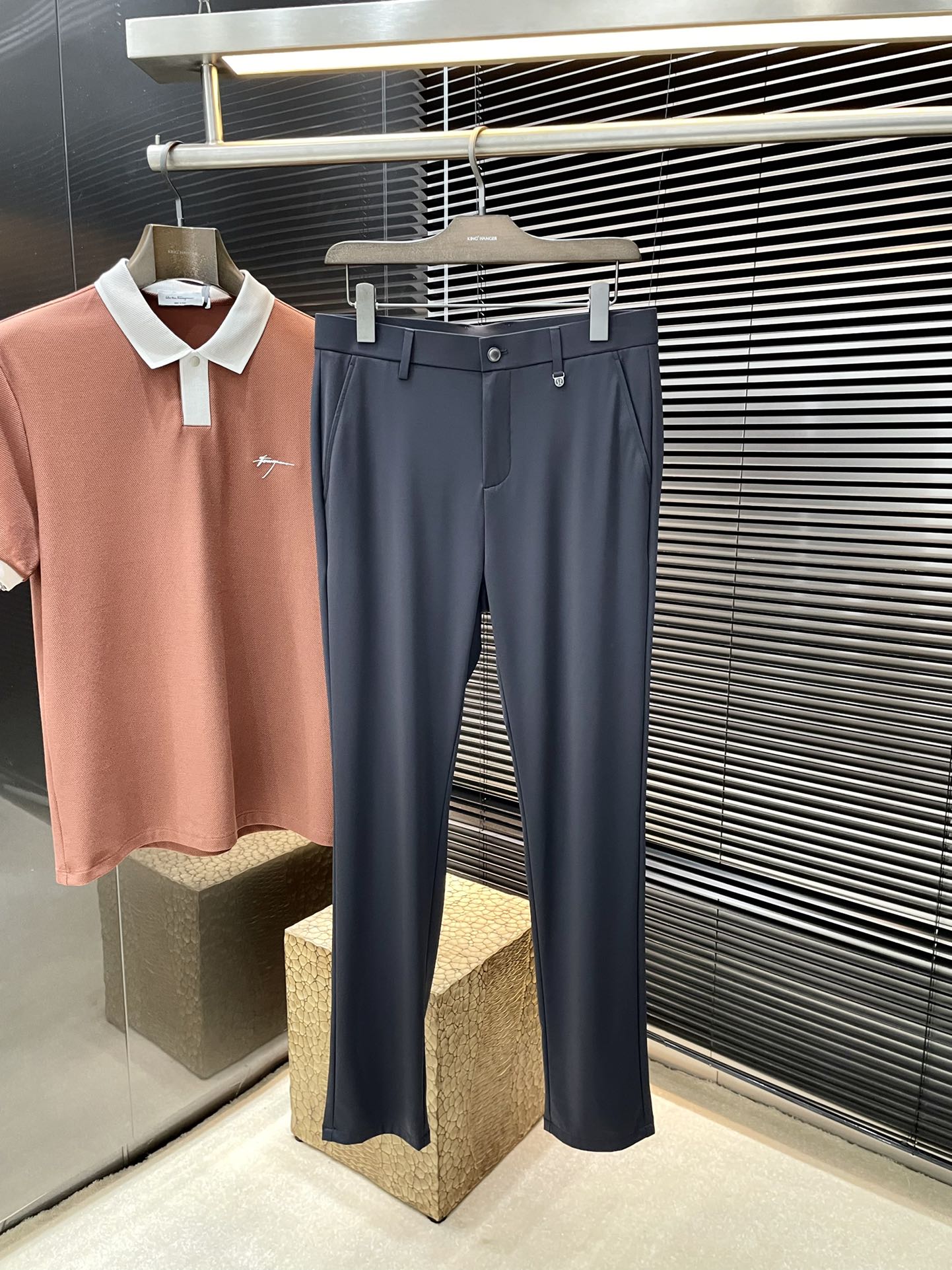 NO:117865,Lululemon (Lulu) Spring 2025 new product, same style on the official website, you don’t want to take it off when you wear it. Fashionable and trendy and versatile casual trousers. High-quality imported Korean fabrics are more textured, comfortable and soft draped, and slightly better. Such a good fabric is also very rare on the market. The details are considered in full detail. The workmanship is really superb. The thread is fine and well-proportioned, and there is no unnecessary thread. High-quality fashion. The best product for all occasions is competent for sports or leisure!  Size 30-38 (37), alexander wang19860909lululemon（ 露露）2025春季新品 官网同款 穿上就不想脱下来 时尚潮流百搭休闲西裤 高品质韩国进口面料 更加有质感 舒适柔软垂坠更是略胜一筹 这么好的面料市面上也是极为少有 在细节上考虑的面面俱到 做工真的极其精湛 走线细密匀称 毫无多余线头 高品质时装 无论是运动还是休闲时候都能胜任各种场合的最佳强货！尺码30-38（37）,,alexander wang,Men's clothing