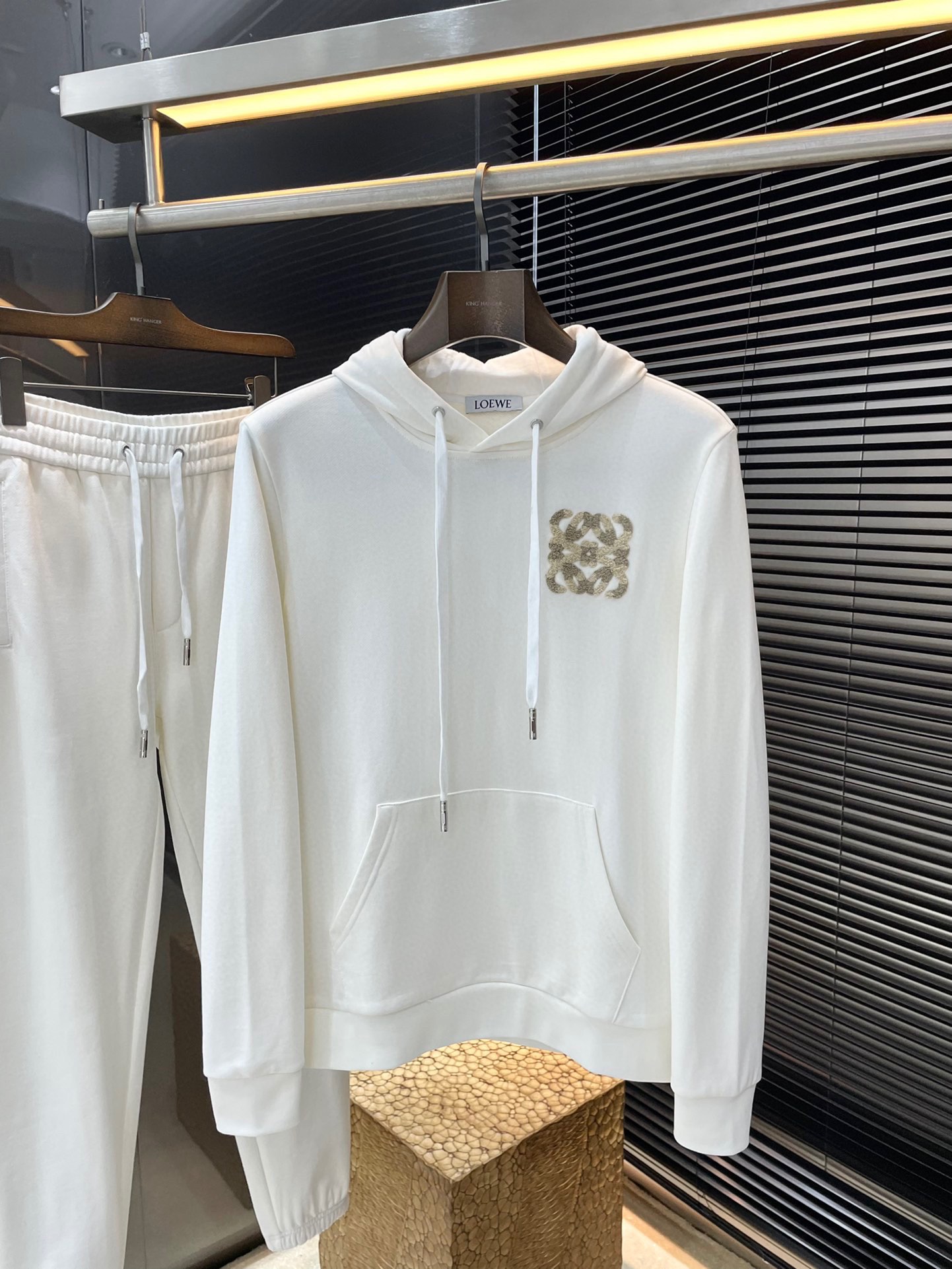 NO:118938,One set is not sold. Loewe (Luo Yiwei) is a big recommendation!  New products for spring 2025, full of style, very good-looking, and absolutely awesome!  Fashionable and trendy suit. It uses imported cotton fabric, with good comfort and exquisite turning!  A casual and handsome European and American tone!  Smooth and neat, with a crisp and stylish upper body, fashionable and handsome, and a full-size handsome image!  Size M-3XL, loewe, loewe, alexander wang19860909一套不拆卖  Loewe（罗意威）重磅推荐！2025春季新品 十足腔调 上身非常的赞 超有型 绝对是吸引回头率的利器！时尚潮流套装.采用进口棉面料,舒适度好,车工精湛！随性帅气的欧美调调！流畅利落 上身挺括有型,时尚又帅气,十足的型男形象！尺码M-3XL,,loewe,loewe,alexander wang,Men's clothing