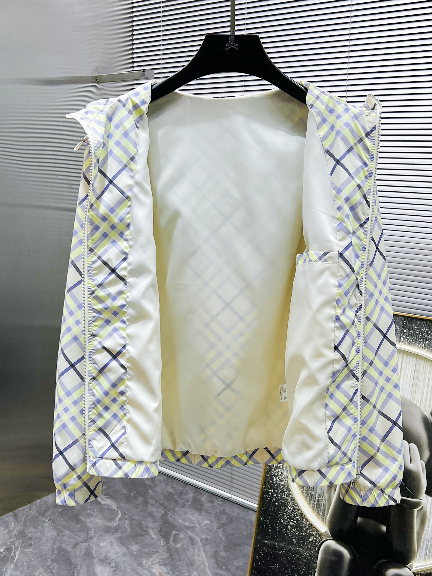 P200  巴宝莉  Burberry   2025新款 连帽 夹克 外套，高端版本！专柜定制面料 透气舒适度高，细节无可挑剔，品牌元素设计理念，体现高品质。手感细腻柔软！呈现休闲裁剪，上身版型超赞！🐯码数：M-4XL 最大穿200斤左右