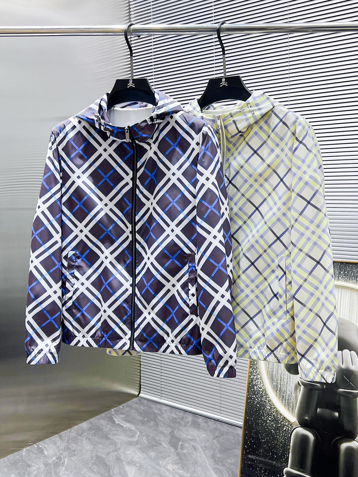 P200  巴宝莉  Burberry   2025新款 连帽 夹克 外套，高端版本！专柜定制面料 透气舒适度高，细节无可挑剔，品牌元素设计理念，体现高品质。手感细腻柔软！呈现休闲裁剪，上身版型超赞！🐯码数：M-4XL 最大穿200斤左右