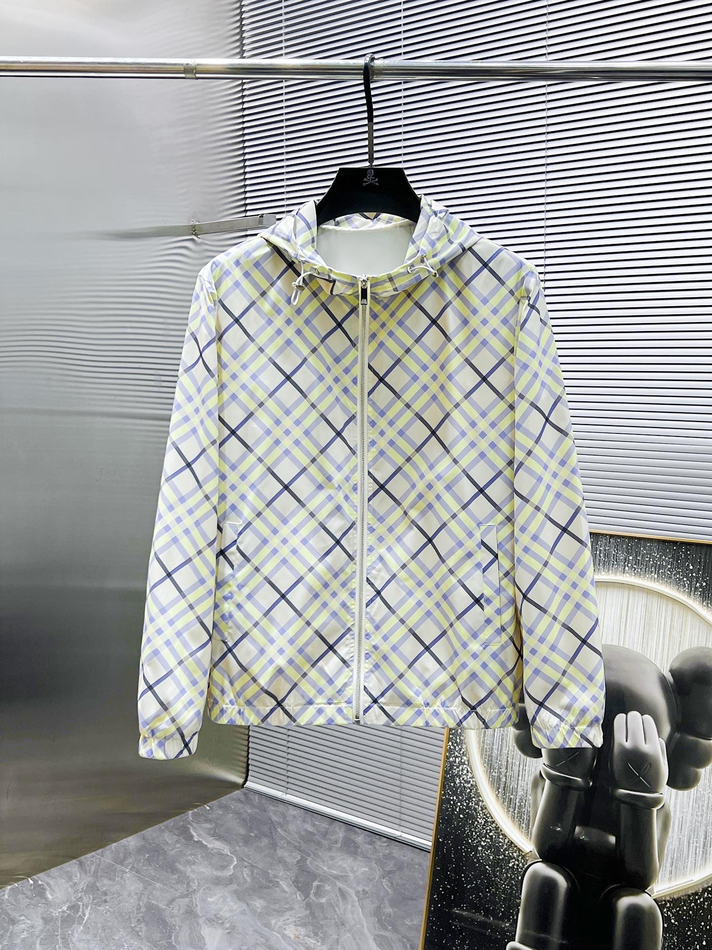 P200  巴宝莉  Burberry   2025新款 连帽 夹克 外套，高端版本！专柜定制面料 透气舒适度高，细节无可挑剔，品牌元素设计理念，体现高品质。手感细腻柔软！呈现休闲裁剪，上身版型超赞！🐯码数：M-4XL 最大穿200斤左右