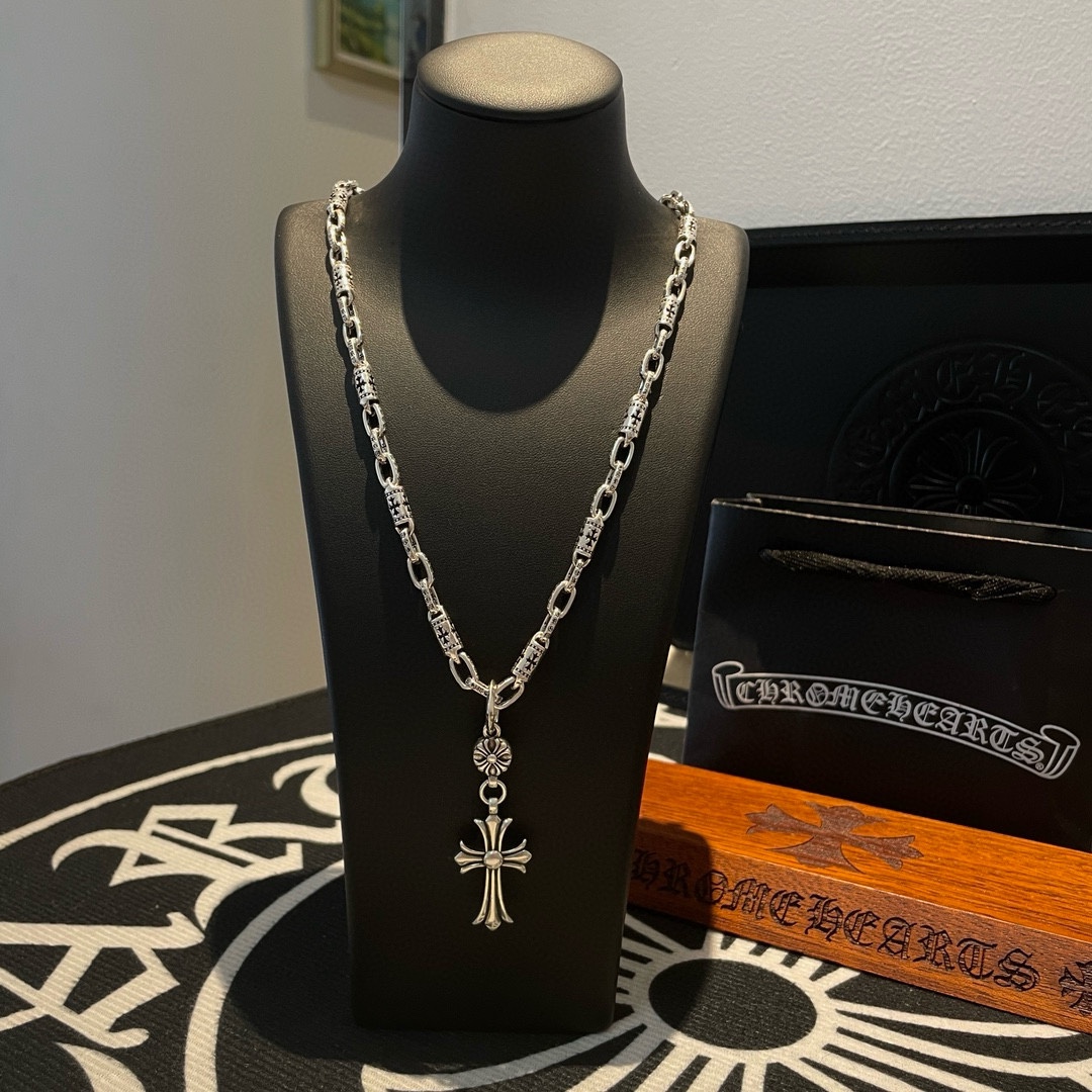 NO:105022,New [Counter Quality] Chrome Hearts Croxin Classic Retro Cross Necklace Cross Pendant Cross Pendant Different Concave and Convex Scout Flowers present unique to others Cross Scout Flowers are Croxin's ambitions, so they last longer. Genuine version Chrome Hearts Croxin Difference to the market ordinary light version, match the quality of the version, look at the details of the letter printing, the degree of retro old gray oxygen. Seiko version!  !  !  Pure handmade ~ Authentic model opening must-have fashion and fashion, both men and women can wear it, same style for couples, original official website, rock punk style silver style, retro elements, trendy and versatile!  , jewelry boutique, chrome hearts, chrome hearts, necklace19860909新款【专柜品质】Chrome Hearts克罗心经典复古十字架项链 十字架吊坠 凹凸造型不同的花纹设计风格 呈现出与众不同 十字架 童军花是克罗心的志 所以更经久不衰 正品打版Chrome Hearts克罗心 区别市场普通轻版 对版对标品质 看字印细节 复古做旧灰氧程度.精工版本！！！ 纯手工打造 ～正品开模潮流时尚必备 男女均可佩戴 情侣同款 官网原版 摇滚朋克泰银风格 复古元素 潮流百搭！,饰品精品,chrome hearts,chrome hearts,necklace,Jewelry