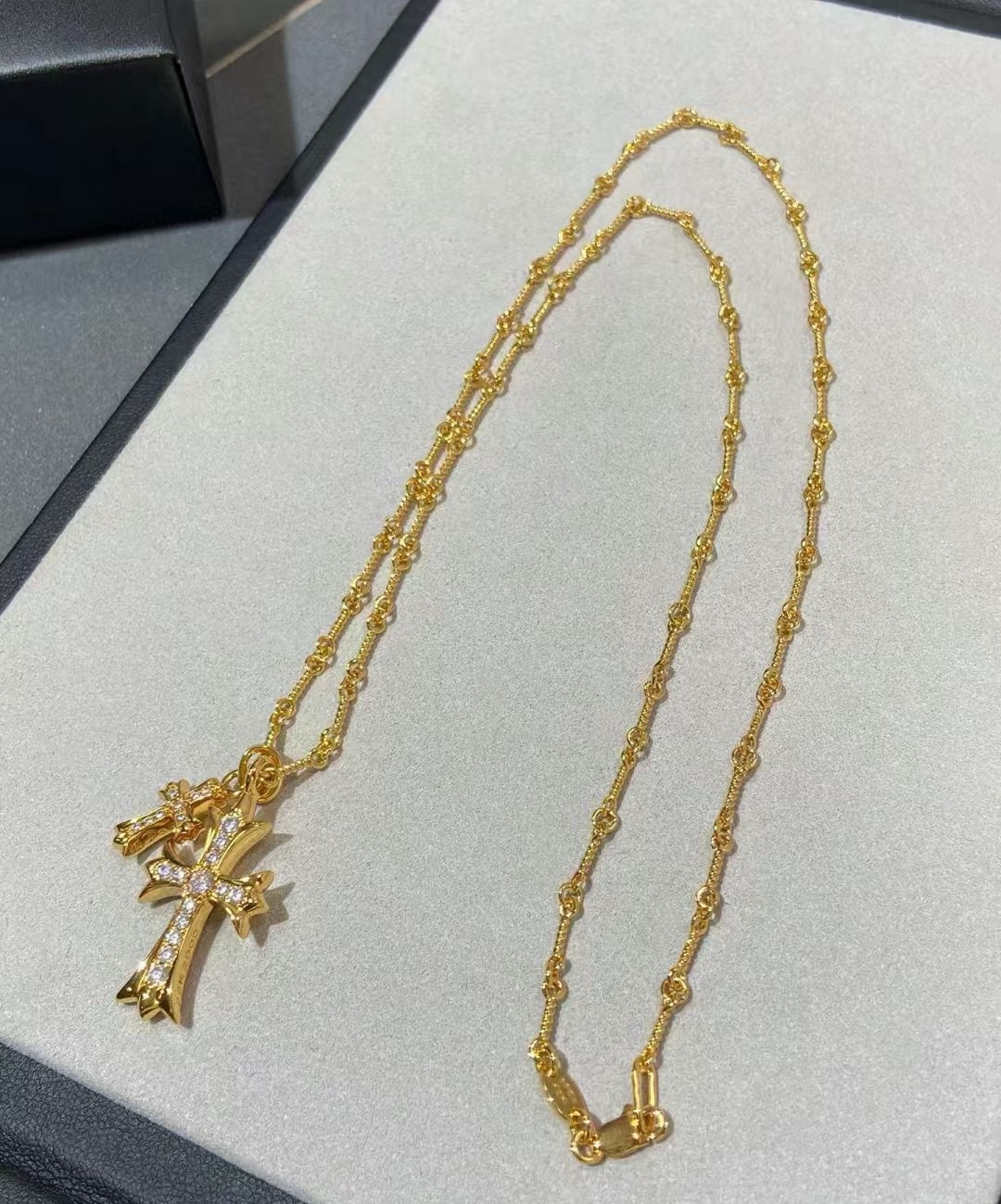 NO:108869,New [Counter Quality] Chrome Hearts Croxin, golden classic necklace, full-diamond cross pendant, different pattern design styles with concave and convex shapes, presenting uniqueness, Cross Scout flowers are Croxin's ambition, so they last longer, genuine version of Chrome Hearts Croxin, different from the market, benchmarking the quality of the version, looking at the details of the letter printing, retro, old gray oxygen level. Seiko version!  !  !  Pure handmade ~ Authentic model opening must-have fashion and fashion, both men and women can wear it, same style for couples, original official website, rock punk style silver style, retro elements, trendy and versatile!  , jewelry boutique, chrome hearts, chrome hearts, necklace, gold19860909新款【专柜品质】Chrome Hearts克罗心 黄金色经典项链 满钻十字架吊坠 凹凸造型不同的花纹设计风格 呈现出与众不同 十字架 童军花是克罗心的志 所以更经久不衰 正品打版Chrome Hearts克罗心 区别市场普通轻版 对版对标品质 看字印细节 复古做旧灰氧程度.精工版本！！！ 纯手工打造 ～正品开模潮流时尚必备 男女均可佩戴 情侣同款 官网原版 摇滚朋克泰银风格 复古元素 潮流百搭！,饰品精品,chrome hearts,chrome hearts,necklace,gold,Jewelry