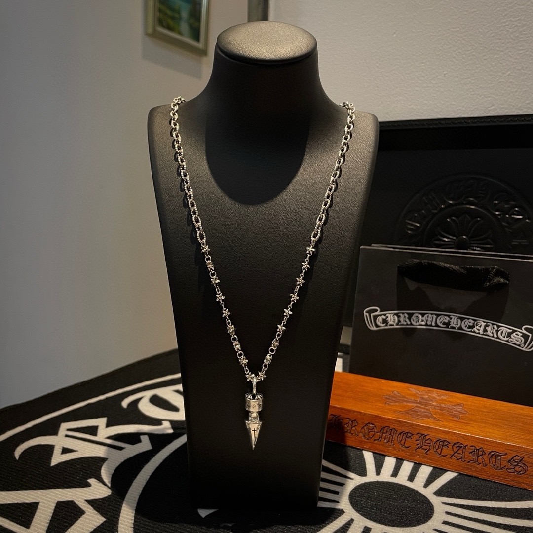 NO:105035,New [Counter Quality] Chrome Hearts Croxin Classic retro necklace Bullet pendant Different pattern design styles with concave and convex shapes present a unique style Cross Scout flower is Croxin's ambition, so it lasts for a long time Genuine version Chrome Hearts Croxin Difference to the market ordinary light version Corresponding to the quality of the version Benchmarking the details of the letter printing Retro old gray oxygen level. Seiko version!  !  !  Pure handmade ~ Authentic model opening must-have fashion and fashion, both men and women can wear it, same style for couples, original official website, rock punk style silver style, retro elements, trendy and versatile!  , jewelry boutique, chrome hearts, chrome hearts, necklace19860909新款【专柜品质】Chrome Hearts克罗心 经典复古项链 子弹吊坠 凹凸造型不同的花纹设计风格 呈现出与众不同 十字架 童军花是克罗心的志 所以更经久不衰 正品打版Chrome Hearts克罗心 区别市场普通轻版 对版对标品质 看字印细节 复古做旧灰氧程度.精工版本！！！ 纯手工打造 ～正品开模潮流时尚必备 男女均可佩戴 情侣同款 官网原版 摇滚朋克泰银风格 复古元素 潮流百搭！,饰品精品,chrome hearts,chrome hearts,necklace,Jewelry