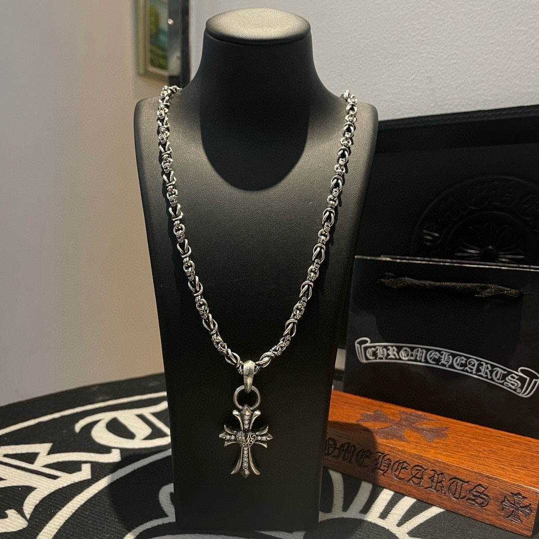NO:105044,[Counter Quality] Chrome Hearts Croxin classic cross necklace, heart-shaped cross pendant, different pattern design styles with concave and convex shapes, presenting unique crosses. Cross Scout flowers are Croxin's ambitions, so they last longer. Genuine version of Chrome Hearts Croxin, differentiated from the market, benchmarked on the quality of the version, looking at the details of the letter printing, retro, old gray oxygen level. Seiko version!  !  !  Pure handmade ~ Authentic model opening must-have fashion and fashion, both men and women can wear it, same style for couples, original official website, rock punk style silver style, retro elements, trendy and versatile!  , jewelry boutique, chrome hearts, chrome hearts, necklace19860909【专柜品质】Chrome Hearts克罗心经典十字架项链,心形十字架吊坠 凹凸造型不同的花纹设计风格 呈现出与众不同 十字架 童军花是克罗心的志 所以更经久不衰 正品打版Chrome Hearts克罗心 区别市场普通轻版 对版对标品质 看字印细节 复古做旧灰氧程度.精工版本！！！ 纯手工打造 ～正品开模潮流时尚必备 男女均可佩戴 情侣同款 官网原版 摇滚朋克泰银风格 复古元素 潮流百搭！,饰品精品,chrome hearts,chrome hearts,necklace,Jewelry