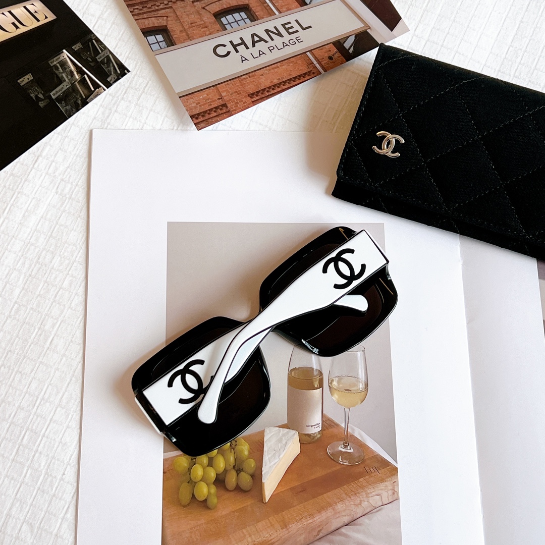  熊猫🐼
新品拼色墨镜
CHANEL 度假神器⛱️
MOD： 6069
SIZE：55口20-135
🔝