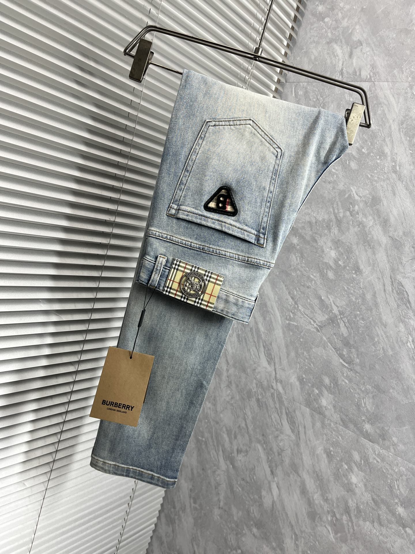 NO:135375,Burberry - 2025ss Snake Spring and Summer Jeans. Original 1:1 production, perfect choice for daily life, simple, atmospheric, fashionable and stylish, customized imported tannin fabric, heavy industry washing process, complex and exquisite workmanship. Easy to meet the needs of all seasons, soft and elastic, smooth and neat, original auxiliary materials, comfortable and easy to match on the upper body, durable code number 29-38, burberry, jeans, alexander wang19860909巴宝莉 - 2025ss蛇年春夏牛仔裤.原单1:1制作,日常必备的完美之选,简单大气亦时尚有型,定制进口丹宁面料 ,重工洗水工艺,做工复杂工艺精湛.轻松迎合四季需要,手感柔软带弹力,流畅利落,原版辅料五金,上身舒适非常易搭耐看码数29-38,,burberry,jeans,alexander wang,Men's clothing