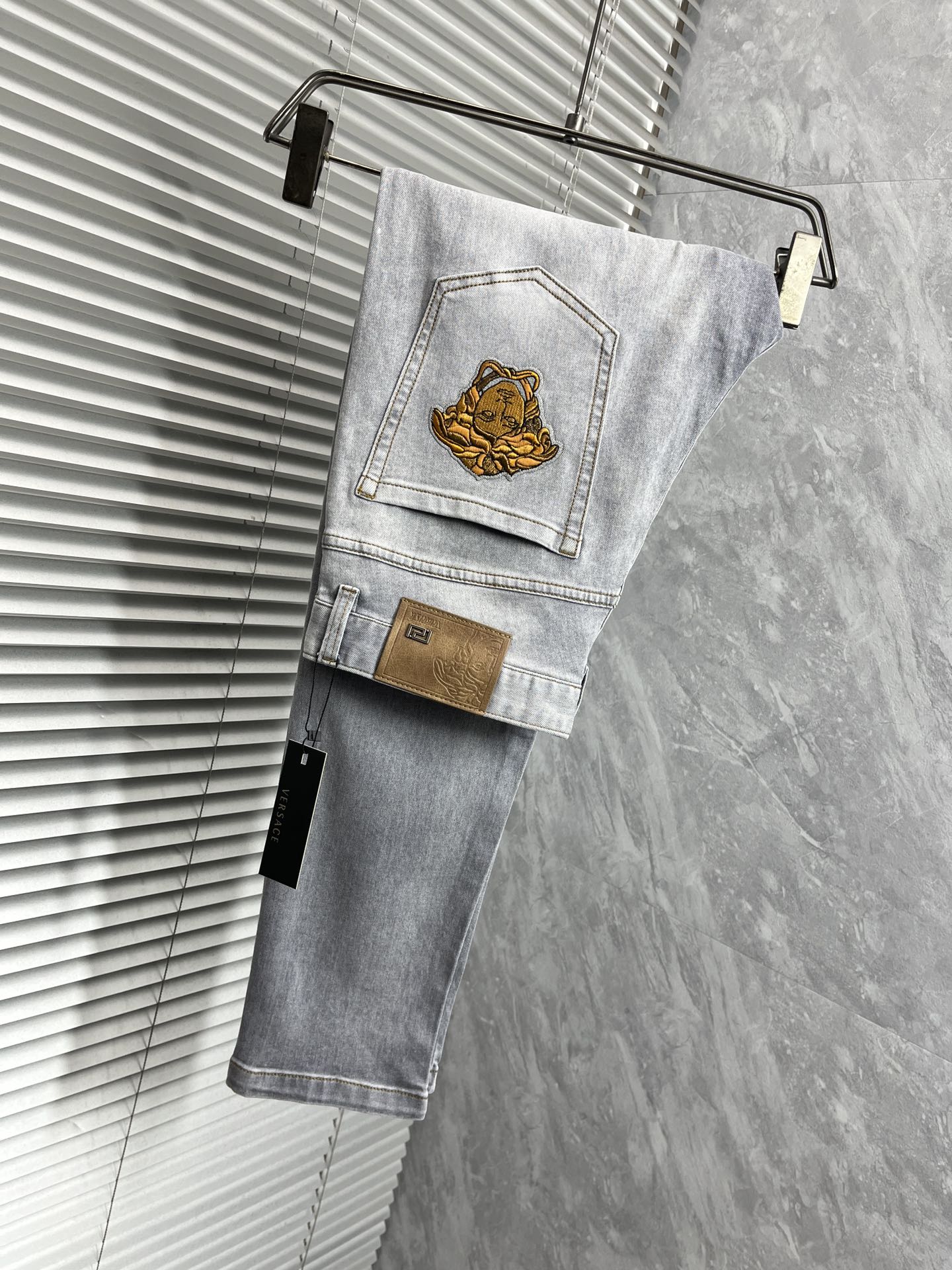 NO:135385,Versace - 2025ss Snake Spring and Summer Jeans. Original 1:1 production, perfect choice for daily life, simple, atmospheric, fashionable and stylish, customized imported tannin fabric, heavy industry washing process, complex and exquisite workmanship. It is easy to meet the needs of the four seasons, soft and elastic, smooth and neat, original auxiliary materials, comfortable and easy to match on the upper body, durable code number 29-38, versace, jeans, alexander wang19860909范思哲 - 2025ss蛇年春夏牛仔裤.原单1:1制作,日常必备的完美之选,简单大气亦时尚有型,定制进口丹宁面料 ,重工洗水工艺,做工复杂工艺精湛.轻松迎合四季需要,手感柔软带弹力,流畅利落,原版辅料五金,上身舒适非常易搭耐看码数29-38,,versace,jeans,alexander wang,Men's clothing