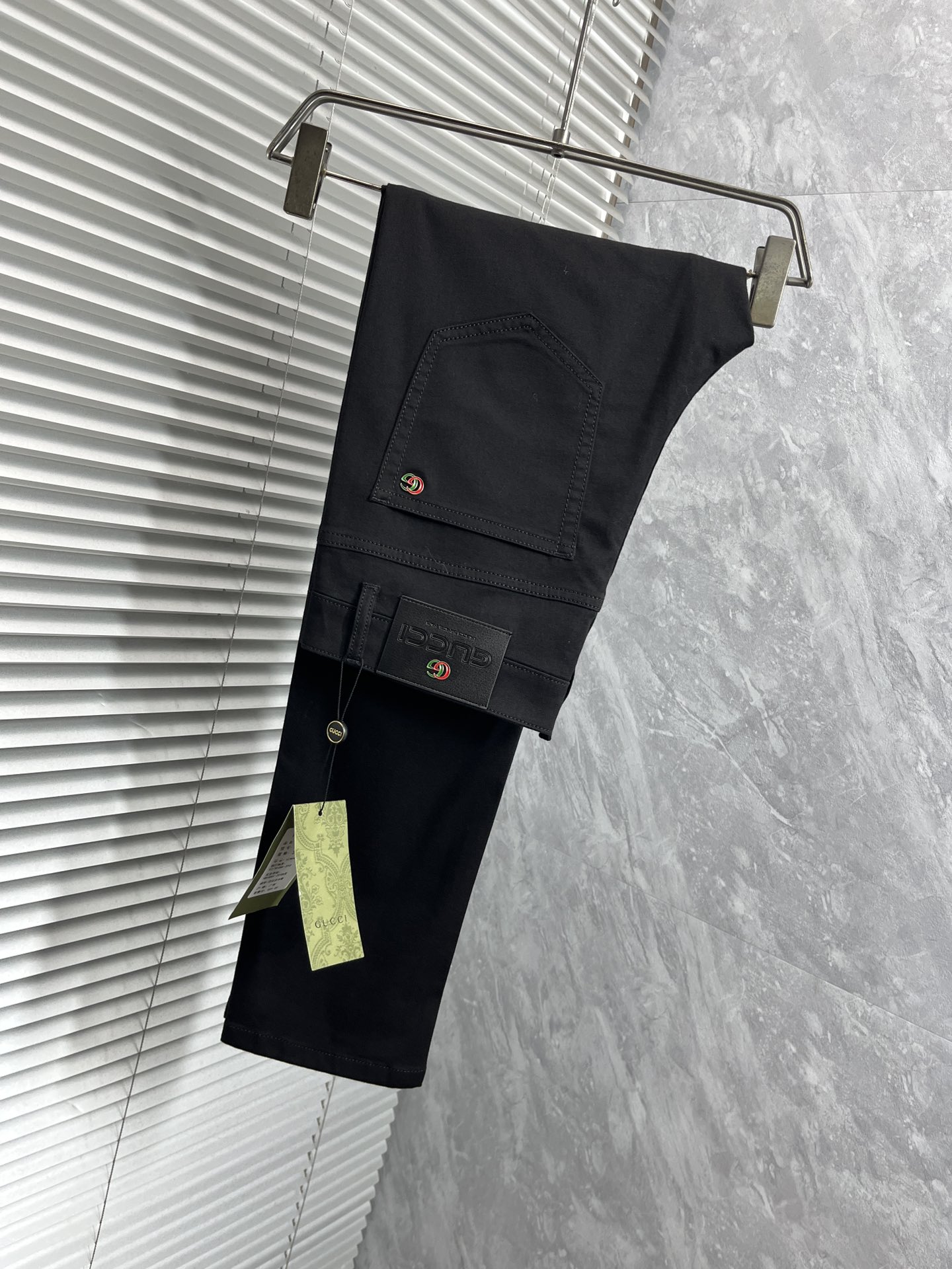 NO:135363,GUCCI- 2025ss Snake Spring and Summer Jeans. Original 1:1 production, perfect choice for daily life, simple, atmospheric, fashionable and stylish, customized imported tannin fabric, heavy industry washing process, complex and exquisite workmanship. Easy to meet the needs of all seasons, soft and elastic, smooth and neat, original auxiliary materials, comfortable and easy to match on the upper body, durable code number 29-38, gucci, jeans, alexander wang19860909GUCCI- 2025ss蛇年春夏牛仔裤.原单1:1制作,日常必备的完美之选,简单大气亦时尚有型,定制进口丹宁面料 ,重工洗水工艺,做工复杂工艺精湛.轻松迎合四季需要,手感柔软带弹力,流畅利落,原版辅料五金,上身舒适非常易搭耐看码数29-38,,gucci,jeans,alexander wang,Men's clothing