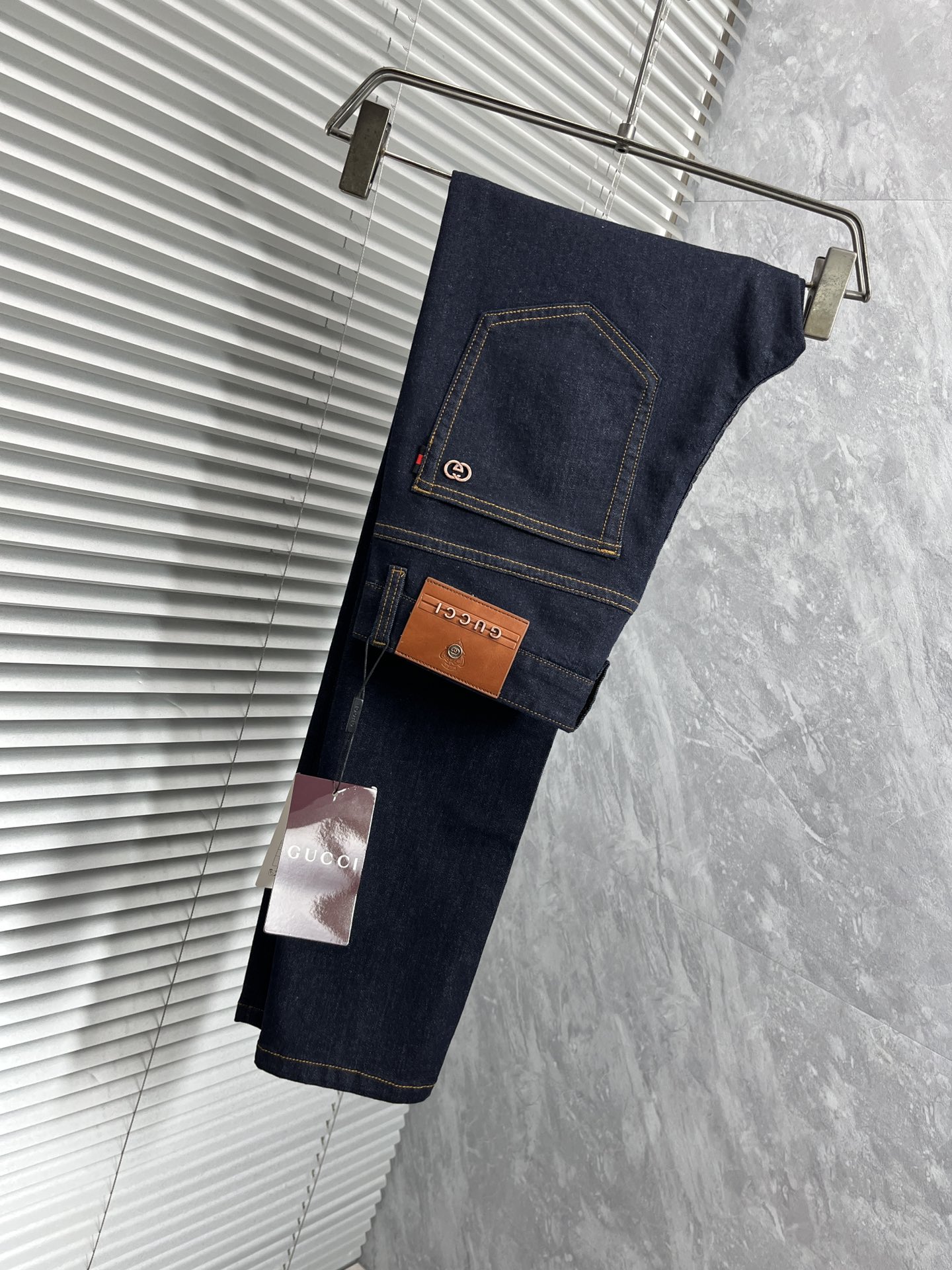 NO:135369,GUCCI- 2025ss Snake Spring and Summer Jeans. Original 1:1 production, perfect choice for daily life, simple, atmospheric, fashionable and stylish, customized imported tannin fabric, heavy industry washing process, complex and exquisite workmanship. Easy to meet the needs of all seasons, soft and elastic, smooth and neat, original auxiliary materials, comfortable and easy to match on the upper body, durable code number 29-38, gucci, jeans, alexander wang19860909GUCCI- 2025ss蛇年春夏牛仔裤.原单1:1制作,日常必备的完美之选,简单大气亦时尚有型,定制进口丹宁面料 ,重工洗水工艺,做工复杂工艺精湛.轻松迎合四季需要,手感柔软带弹力,流畅利落,原版辅料五金,上身舒适非常易搭耐看码数29-38,,gucci,jeans,alexander wang,Men's clothing