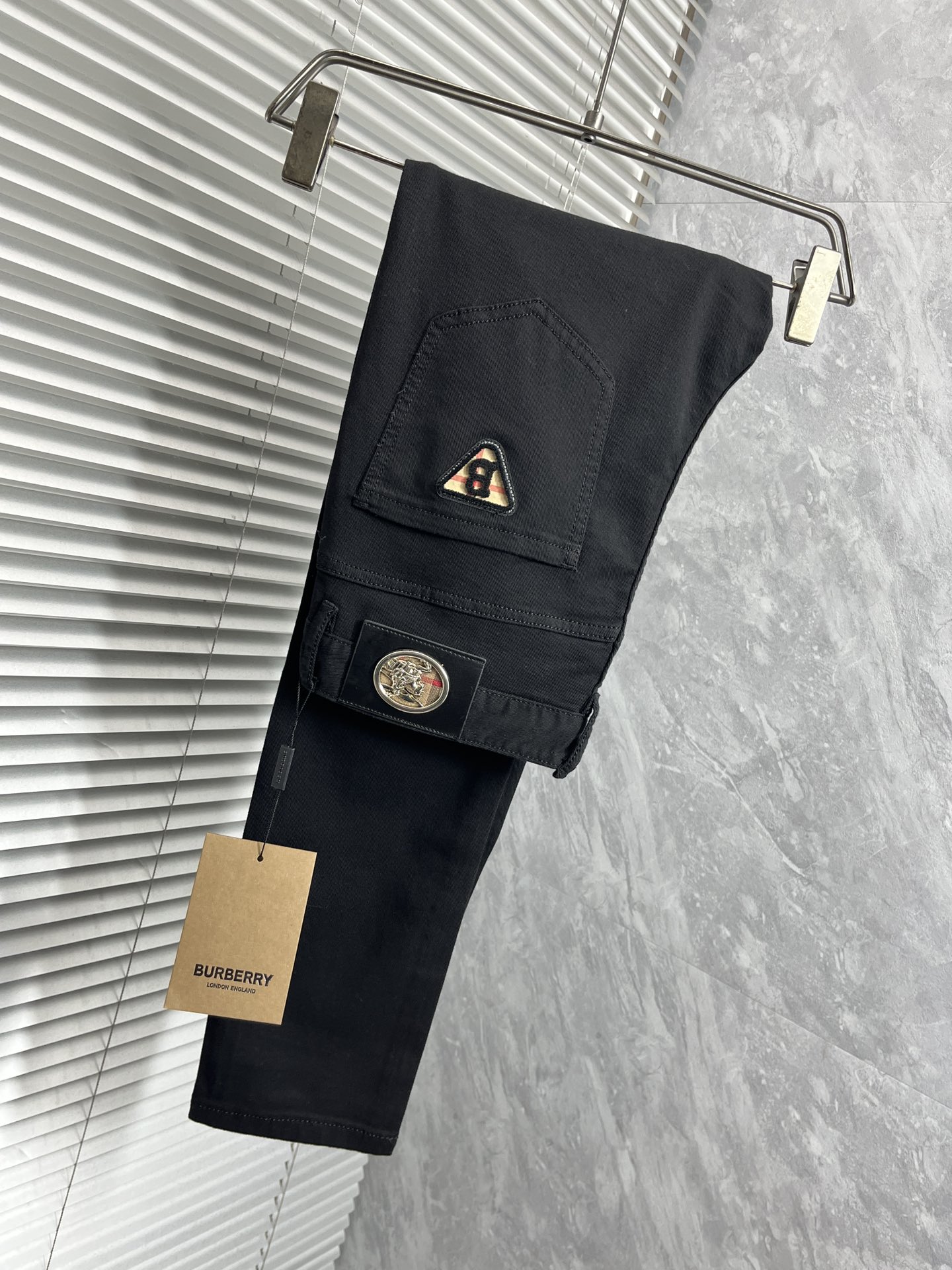 NO:135366,Burberry - 2025ss Snake Spring and Summer Jeans. Original 1:1 production, perfect choice for daily life, simple, atmospheric, fashionable and stylish, customized imported tannin fabric, heavy industry washing process, complex and exquisite workmanship. Easy to meet the needs of all seasons, soft and elastic, smooth and neat, original auxiliary materials, comfortable and easy to match on the upper body, durable code number 29-38, burberry, jeans, alexander wang19860909巴宝莉 - 2025ss蛇年春夏牛仔裤.原单1:1制作,日常必备的完美之选,简单大气亦时尚有型,定制进口丹宁面料 ,重工洗水工艺,做工复杂工艺精湛.轻松迎合四季需要,手感柔软带弹力,流畅利落,原版辅料五金,上身舒适非常易搭耐看码数29-38,,burberry,jeans,alexander wang,Men's clothing