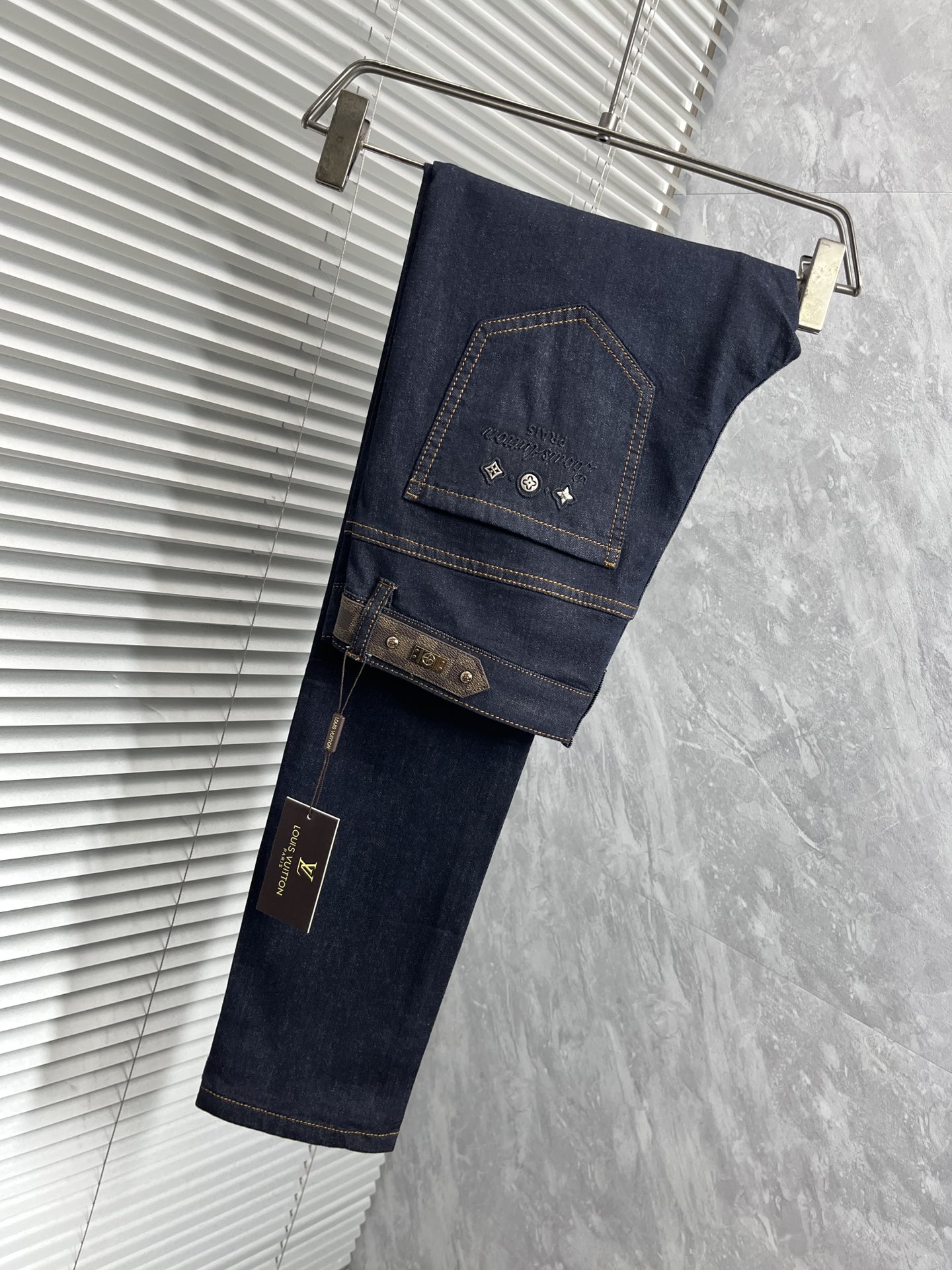 NO:135382,LV- 2025ss Snake Year Spring and Summer Jeans. Original 1:1 production, perfect choice for daily life, simple, atmospheric, fashionable and stylish, customized imported tannin fabric, heavy industry washing process, complex and exquisite workmanship. Easy to meet the needs of all seasons, soft and elastic, smooth and neat, original auxiliary materials, comfortable and easy to match on the upper body, durable code number 29-38,,louis vuitton, jeans, alexander wang19860909LV- 2025ss蛇年春夏牛仔裤.原单1:1制作,日常必备的完美之选,简单大气亦时尚有型,定制进口丹宁面料 ,重工洗水工艺,做工复杂工艺精湛.轻松迎合四季需要,手感柔软带弹力,流畅利落,原版辅料五金,上身舒适非常易搭耐看码数29-38,,louis vuitton,jeans,alexander wang,Men's clothing